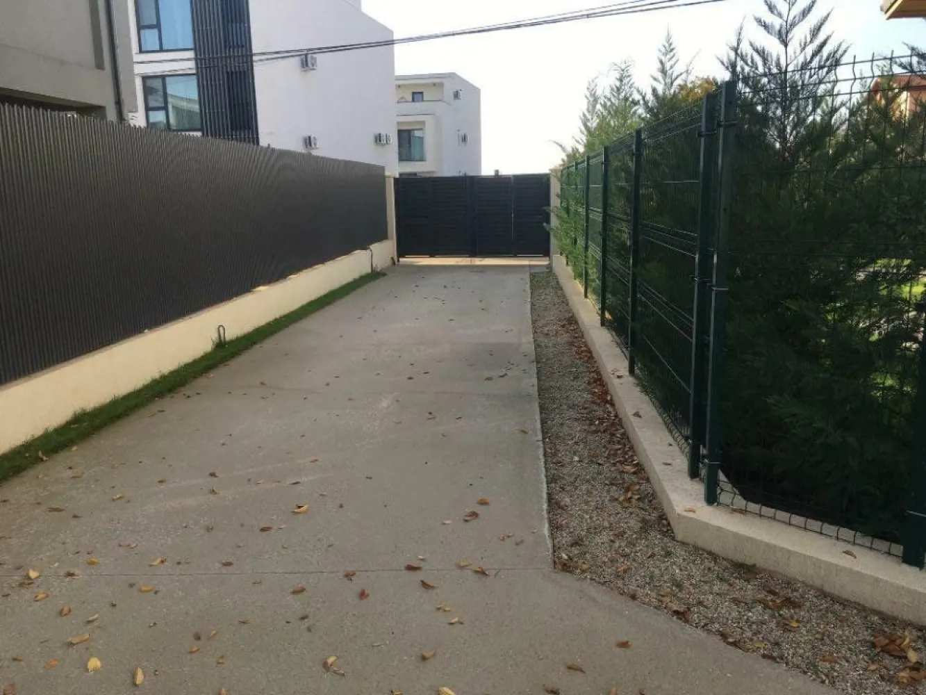 Vila individuală de vânzare strada Constelatiei Pipera - Vila individuală de vânzare strada Constelatiei Pipera toate utilităţile,încălzire in pardoseala,-.2024 P=buc.+living+ dormitor+baie Et.=2 dormitoare,2 bai M=dormitor+birou Tere -330 mp Direct proprietar,fără comision,negociabil Toate actele la zi. Tel
