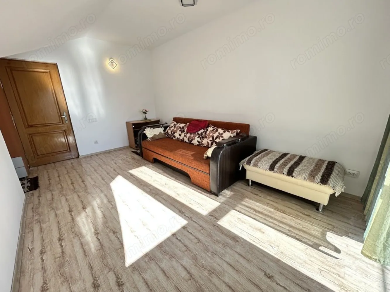 Casa D+P+M, 6 Camere, Lot 946MP Pantelimon - Pantelimon-Strada Fericirii! Casa superbă, zona liniștită, strada cu trafic redus, în apropiere de lacul Pantelimon, Lebădă, parcul Cernica, D+P+M, suprafață 428mp, lot 946mp, amprentă 193mp, front stradal 24mp. Casa luminoasă orientată spre sud, vest și est, frumos amenajată, bine compartimentată: parter și mansardă 6 camere, demisol 2 camere plus camera tehnica, 2 garaje închise, bucătăria generoasă, 4 băi,3 balcoane, 2 terase. Finalizată în 2008. Structură de rezistență pe cadre, diafragme, stâlpi, grinzi și planșee din beton armat, zidărie din caramida plină de 37,50cm la exterior și 25cm la zidurile interioare, . Centrala termica, boiler. Grădină cu pomi fructiferi, gazon, vegetație. Locuința ideală pentru o familie numeroasă, care doreste siguranta, comoditate, spatii de recreere pentru copii sau pentru cei care apreciază spațiul și confortul. Beneficiază de o compartimentare atent gândită, oferind un echilibru perfect între spațiile de zi și cele de noapte, precum și între zonele private și cele comune. Fiecare cameră este amplasată strategic pentru a maximiza confortul, intimitatea și funcționalitatea. Pentru mai multe detalii si poze va rog sa mă contactați! Comision 0% Cumpărător!