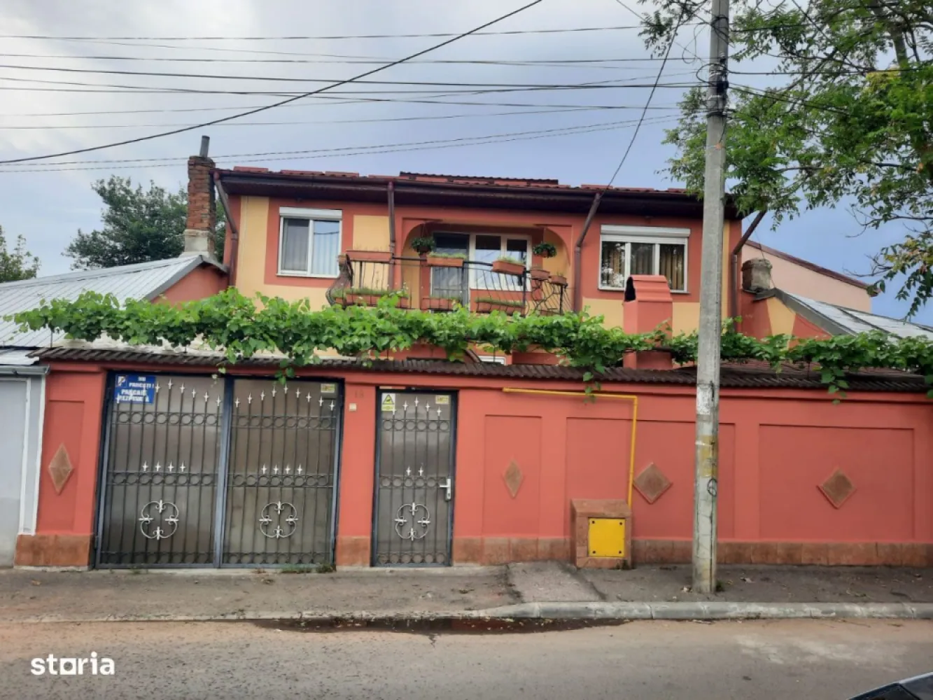 Casa / Vilă Carrefour Alexandria Rahova - Contact Direct Propietar Casa este situata la 200 de metri Carrefour Alexandriei, Kaufland , Lid'l pe strada Cupidon intr.o zona linistita -situata la 20 de min de Piata Unirii si 40 de min de Piata Romana . Mijloace de transport accesibile STB - autobuz 226 ( ajunge la piata Romana) -tramvai 32 ( ajunge la piata Unirii) -troilebuz 96 ( ajunge la gara de nord) Constructie caramida si cadre B.A. , constructie 2007 Suprafata construita 58 m2 Suprafata locuibila parter+etaj 109m2 Suprafata teren 107 m2 Facilitati : -garaj -Foisor -gratar -curte -magazie -gradina -pivnita (beci) Dispune de 2 livinguri , 3 camere, bucatarie si 2 bai Casa dispune de Centrala pe gaze, Rulori la geam , apa menajera si canalizare . Casa se vinde fara mobilier . Pret 200000 EURO Neg
