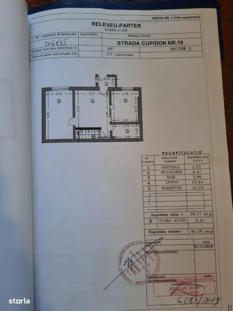 Casa / Vilă Carrefour Alexandria Rahova - Contact Direct Propietar Casa este situata la 200 de metri Carrefour Alexandriei, Kaufland , Lid'l pe strada Cupidon intr.o zona linistita -situata la 20 de min de Piata Unirii si 40 de min de Piata Romana . Mijloace de transport accesibile STB - autobuz 226 ( ajunge la piata Romana) -tramvai 32 ( ajunge la piata Unirii) -troilebuz 96 ( ajunge la gara de nord) Constructie caramida si cadre B.A. , constructie 2007 Suprafata construita 58 m2 Suprafata locuibila parter+etaj 109m2 Suprafata teren 107 m2 Facilitati : -garaj -Foisor -gratar -curte -magazie -gradina -pivnita (beci) Dispune de 2 livinguri , 3 camere, bucatarie si 2 bai Casa dispune de Centrala pe gaze, Rulori la geam , apa menajera si canalizare . Casa se vinde fara mobilier . Pret 200000 EURO Neg