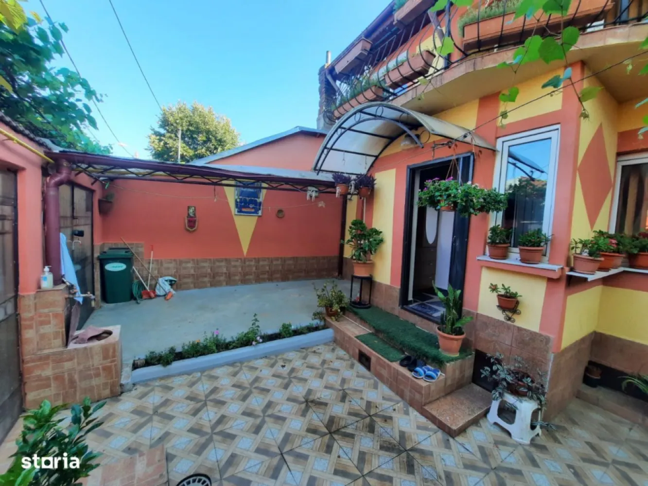 Casa / Vilă Carrefour Alexandria Rahova - Contact Direct Propietar Casa este situata la 200 de metri Carrefour Alexandriei, Kaufland , Lid'l pe strada Cupidon intr.o zona linistita -situata la 20 de min de Piata Unirii si 40 de min de Piata Romana . Mijloace de transport accesibile STB - autobuz 226 ( ajunge la piata Romana) -tramvai 32 ( ajunge la piata Unirii) -troilebuz 96 ( ajunge la gara de nord) Constructie caramida si cadre B.A. , constructie 2007 Suprafata construita 58 m2 Suprafata locuibila parter+etaj 109m2 Suprafata teren 107 m2 Facilitati : -garaj -Foisor -gratar -curte -magazie -gradina -pivnita (beci) Dispune de 2 livinguri , 3 camere, bucatarie si 2 bai Casa dispune de Centrala pe gaze, Rulori la geam , apa menajera si canalizare . Casa se vinde fara mobilier . Pret 200000 EURO Neg