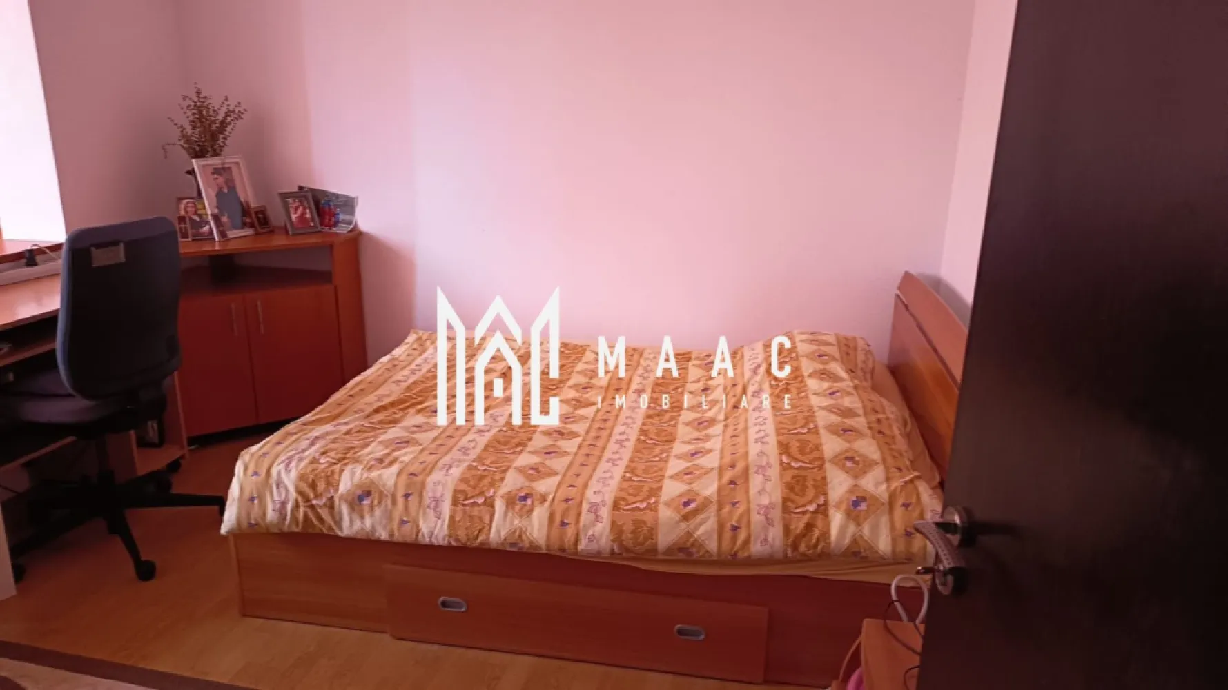 Apartament 3 camere | Semidecomandat | Zona Rahova - Apartament 3 camere | 60 mp utili | Etaj 4/4 | Centrală proprie | Complet mobilat Maac imobiliare propune spre vanzare apartament semidecomandat cu 3 camere, situat într-un bloc izolat termic, cu acoperiș din țiglă, ce oferă un ambient liniștit și confortabil pentru întreaga familie. Localizat la etajul 4 din 4, apartamentul are o suprafață utilă de 60 mp și o compartimentare eficientă, oferind spații luminoase . Finisajele sunt păstrate cu grijă, iar locuința se predă complet mobilată – gata pentru mutare sau ideală pentru investiție. Dotări și beneficii: Sistem de încălzire cu centrală termică proprie – confort și eficiență în orice sezon Confort 1 – spațiu bine organizat, ideal pentru o familie Bloc reabilitat termic – costuri reduse la întreținere Acoperiș din țiglă – protecție sporită și durabilitate Un apartament cu potențial, situat într-o zonă liniștită, potrivit pentru cei care caută un cămin primitor sau o investiție sigură. Pentru mai multe detalii va rugam specificati telefonic ID: CP2709303 }}