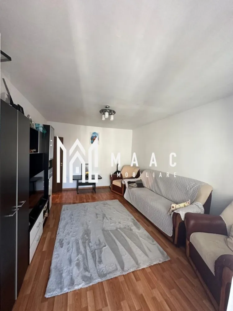 Apartament 3 camere | Etaj 3 | Balcon | Pivnita | V Aaron - MAAC Imobiliare va prezinta un apartament cu 3 camere decomandate sitat la etajul 3 in zona Vasile Aaron. Caracteristici: Suprafață utilă: 66 mp Suprafață totală: 74 mp Living luminos, 2 dormitoare spațioase, bucătărie separată și complet utilată, 2 băi, balcon închis de 8 mp Pivniță la subsol Etaj intermediar Apartamentul se află la etajul 3 din 4 Se vinde complet mobilat și utilat – pregătit pentru mutare imediată, fără investiții suplimentare Geamuri tripan montate recent Acces separat în fiecare cameră Apometre smart – monitorizare eficientă a consumului Centrală termică proprie cu calorifere. Apartamentul este situat într-o zonă bine dezvoltată, cu acces facil la mijloace de transport, școli, grădinițe, magazine, farmacii și alte puncte de interes. Pentru mai multe detalii precizati telefonic ca ati vazut anuntul cu ID: CP2707733 }}