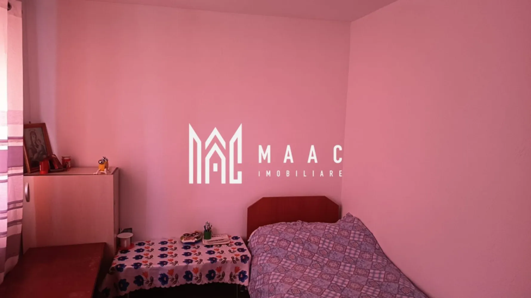 Apartament 3 camere | Semidecomandat | Zona Rahova - Apartament 3 camere | 60 mp utili | Etaj 4/4 | Centrală proprie | Complet mobilat Maac imobiliare propune spre vanzare apartament semidecomandat cu 3 camere, situat într-un bloc izolat termic, cu acoperiș din țiglă, ce oferă un ambient liniștit și confortabil pentru întreaga familie. Localizat la etajul 4 din 4, apartamentul are o suprafață utilă de 60 mp și o compartimentare eficientă, oferind spații luminoase . Finisajele sunt păstrate cu grijă, iar locuința se predă complet mobilată – gata pentru mutare sau ideală pentru investiție. Dotări și beneficii: Sistem de încălzire cu centrală termică proprie – confort și eficiență în orice sezon Confort 1 – spațiu bine organizat, ideal pentru o familie Bloc reabilitat termic – costuri reduse la întreținere Acoperiș din țiglă – protecție sporită și durabilitate Un apartament cu potențial, situat într-o zonă liniștită, potrivit pentru cei care caută un cămin primitor sau o investiție sigură. Pentru mai multe detalii va rugam specificati telefonic ID: CP2709303 }}