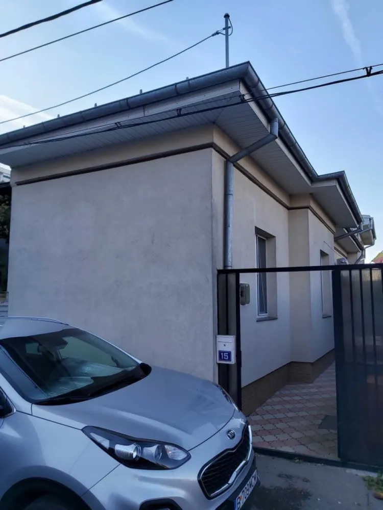 Casă de vanzare București - Proprietar, vând casă la curte cu toate utilitățile, locuibila, mobilata și utilată în zona Stadion Rapid, Mega Image-Prunaru pe str.Varnita. Detalii la tel. 07******05. Exclus agenții imobiliare. Preț 165.000 E. Negociabil.