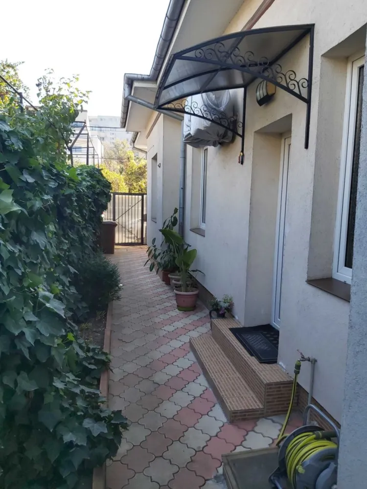 Casă de vanzare București - Proprietar, vând casă la curte cu toate utilitățile, locuibila, mobilata și utilată în zona Stadion Rapid, Mega Image-Prunaru pe str.Varnita. Detalii la tel. 07******05. Exclus agenții imobiliare. Preț 165.000 E. Negociabil.