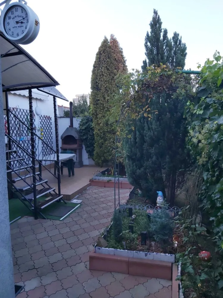 Casă de vanzare București - Proprietar, vând casă la curte cu toate utilitățile, locuibila, mobilata și utilată în zona Stadion Rapid, Mega Image-Prunaru pe str.Varnita. Detalii la tel. 07******05. Exclus agenții imobiliare. Preț 165.000 E. Negociabil.