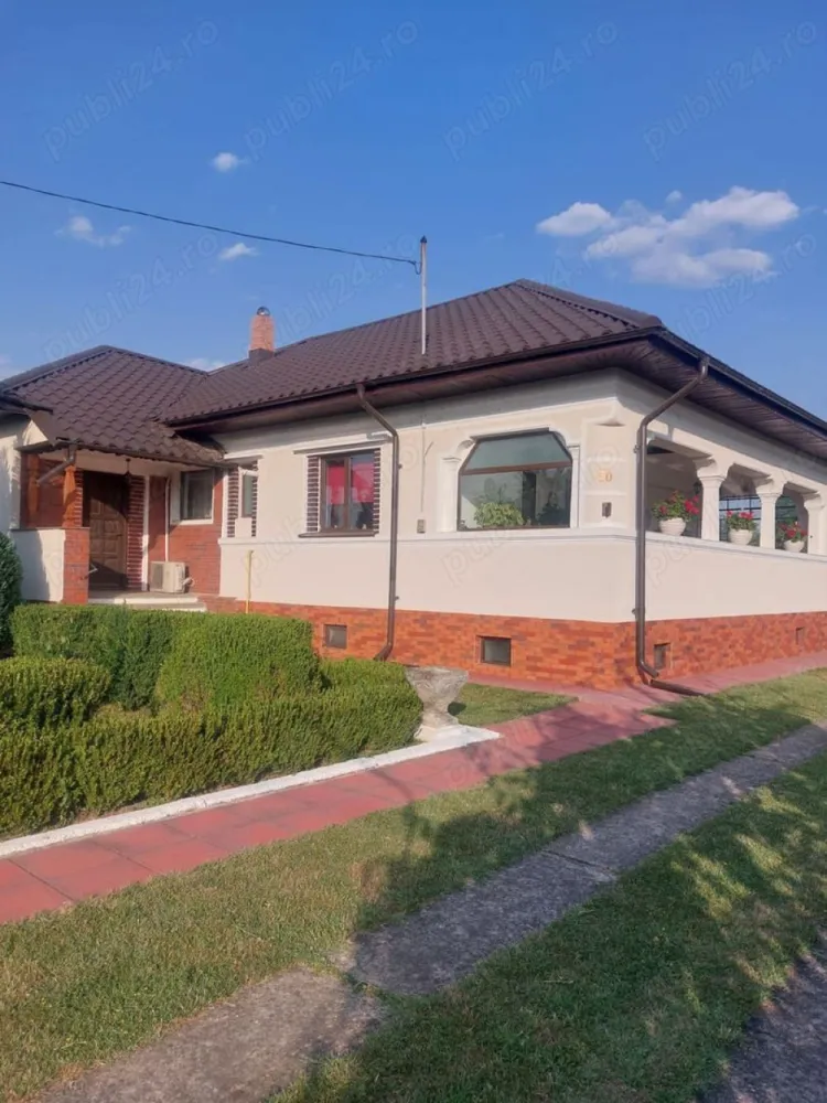 Casa la 40 km de București și la 15km de Ploiesti - Casa de 160 mp în Puchenii Mari la 300 de metrii de pădure cu o curte generoasa de 7050 mp intravila Deschidere la strada de 50 metrii ce oferă posibilitatea unui drum de servitute la terenul din spate Este izolata la exterior cu vata bazaltica de 10 cm Toate utilitățile, încălzire cu centrala pe gaz