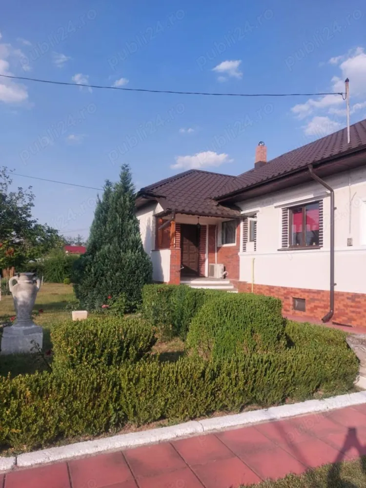Casa la 40 km de București și la 15km de Ploiesti - Casa de 160 mp în Puchenii Mari la 300 de metrii de pădure cu o curte generoasa de 7050 mp intravila Deschidere la strada de 50 metrii ce oferă posibilitatea unui drum de servitute la terenul din spate Este izolata la exterior cu vata bazaltica de 10 cm Toate utilitățile, încălzire cu centrala pe gaz