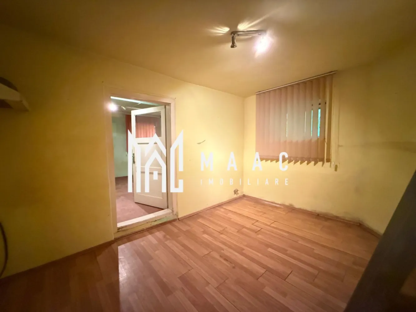 BLACK FRIDAY Apartament 2 camere | Investitie | Ultracentral - 🔥 BLACK FRIDAY - Profită de cea mai bună perioadă din an pentru a deveni proprietar! Reducere de 4.000 euro - Pret vechi - 74.000 euro Pret promotional - 70.000 euro Va prezentam o proprietate situata la subsolul unui imobil amplasat in centrul Sibiului. Locatia este alcatuita din doua module separate, unite printr-un hol comun cu alta proprietate. Fiecare modul cuprinde o camera si o bucatarie si au in comun o camara, un grup sanitar si 2 pivnite. Sunt prezente toate utilitatile.Incalzirea se face cu sobe pe gaz. Intreaga proprietate necesita renovare. Pentru mai multe detalii precizati telefonic ca ati vazut anuntul cu ID: CP2709840 }}