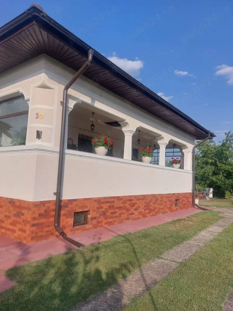 Casa la 40 km de București și la 15km de Ploiesti - Casa de 160 mp în Puchenii Mari la 300 de metrii de pădure cu o curte generoasa de 7050 mp intravila Deschidere la strada de 50 metrii ce oferă posibilitatea unui drum de servitute la terenul din spate Este izolata la exterior cu vata bazaltica de 10 cm Toate utilitățile, încălzire cu centrala pe gaz