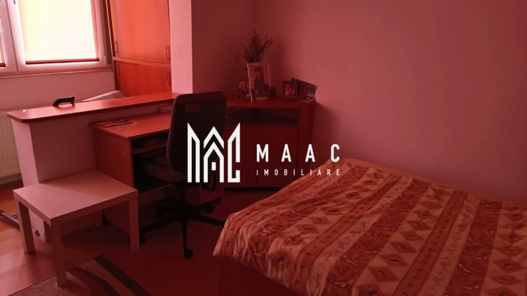 Apartament 3 camere | Semidecomandat | Zona Rahova - Apartament 3 camere | 60 mp utili | Etaj 4/4 | Centrală proprie | Complet mobilat Maac imobiliare propune spre vanzare apartament semidecomandat cu 3 camere, situat într-un bloc izolat termic, cu acoperiș din țiglă, ce oferă un ambient liniștit și confortabil pentru întreaga familie. Localizat la etajul 4 din 4, apartamentul are o suprafață utilă de 60 mp și o compartimentare eficientă, oferind spații luminoase . Finisajele sunt păstrate cu grijă, iar locuința se predă complet mobilată – gata pentru mutare sau ideală pentru investiție. Dotări și beneficii: Sistem de încălzire cu centrală termică proprie – confort și eficiență în orice sezon Confort 1 – spațiu bine organizat, ideal pentru o familie Bloc reabilitat termic – costuri reduse la întreținere Acoperiș din țiglă – protecție sporită și durabilitate Un apartament cu potențial, situat într-o zonă liniștită, potrivit pentru cei care caută un cămin primitor sau o investiție sigură. Pentru mai multe detalii va rugam specificati telefonic ID: CP2709303 }}