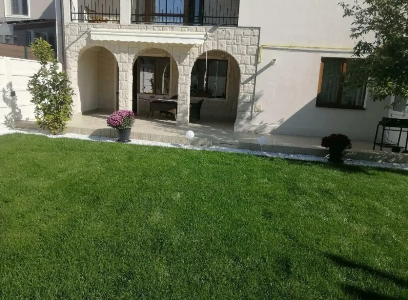 Vila unicat aproape de lac - Localizată în cea mai atractiva zonă rezidenţială din împrejurimile Constanţei, cartierul Ovidiu sud, vila S+P+1+M se remarcă prin designul unic(nu mai există alta la fel în cartier), spatiile generoase, compartimentare de excepţie, luminozitate deosebită, structura de rezistenţă solidă, superioară normativelor în vigoare(este construită din cadre de beton de 40 cm, şi BCA de 38 cm), foarte bine izolată termic oferind un grad de confort ridicat atât vara cât şi iarna (izolată la exterior cu polistiren de 10 cm iar la interior cu vată minerală) cu costuri reduse la gaze şi energie.(punem la dispoziţie facturile la utilităţi pentru confirmare). Vila a fost construită în 2004, renovată 2016(schimbat instalaţii electrice, sanitare) şi 2024. Situată pe un teren de 473 m2 (front stradal 14 ml) cu o arie construită de 144 m2, suprafaţă construită 407 m2, suprafaţă utilă 306 m2 la care se adaugă un garaj de 16 m2 şi o bucătărie de vara de 10 m2, are o curte liberă generoasă de 329 m2, din care 160 m2 în faţa vilei şi 169 m2 în spate, zona de intimitate, ambele spaţii cu grădină amenajată cu mult bun gust. Poziţionată la 150 de metri de lacul Siutghiol nu prezintă riscul infiltrarii apei datorat panzei freatice ridicate. La 5 minute de mers pe jos vă puteţi delecta cu o plimbare pe faleza amenajată şi zona de interes Castrul Roman. Până la întrarea în Constanţa sunt 6 km. Magazinele Kaufland 2.4 km şi Profi, Penny la 2.2 km. Centrul comercial TOM la 4 km. În apropiere sunt scoli, grădiniţe, spital. Universitatea Ovidiu la 6.5 km. Vila este compusa din: Subsol : beci de 12 m2 Parter : Living 32m2 cu ieşire pe terasă de 12m2, holuri 22m2, bucătărie open space cu sală servit masa 21m2 cu ieşire pe terasă acoperita de 18 m2, baie cu duş 4.5 m2, dressing pantofi 3 m2, spaţiu tehnic(centrală) 1.5 m2, dormitor (birou) 11m2 Etaj : Hol 21 m2, dormitor matrimonial 21 m2 cu ieşire pe terasă acoperită de 16 m2, dormitor 16 m2 cu ieşire pe terasă de 9 m2, dormitor(în prezent utilizat camera hobby, home cinema) 16m2, baie cu jacuzzi 8 m2, dressing 11 m2 cu ieşire pe terasă de 12 m2. Mansardă : Dormitor 21m2, dormitor 12 m2, hol 24 m2 cu vedere superba la lacul Siutghiol, Staţiunea Mamaia, baie cu cabina duş 5.5 m2, birou 6 m2. Garajul de 16 m2 şi bucătăria de vara de 10m2 se adaugă celor 306 m2 utili. Vila este versatila permiţând amenajarea, mobilarea atât clasic cât şi modern sau minimalist după gustul proprietarului. În prezent este amenajată clasic lux cu mobilier şi electrocasnice de mare calitate. Vila se vinde mobilată la preţul de şase sute de mii de euro, nenegociabil. Colaboram cu agenţii, comision maxim 2%. Pentru cei interesaţi tel/whatsapp .