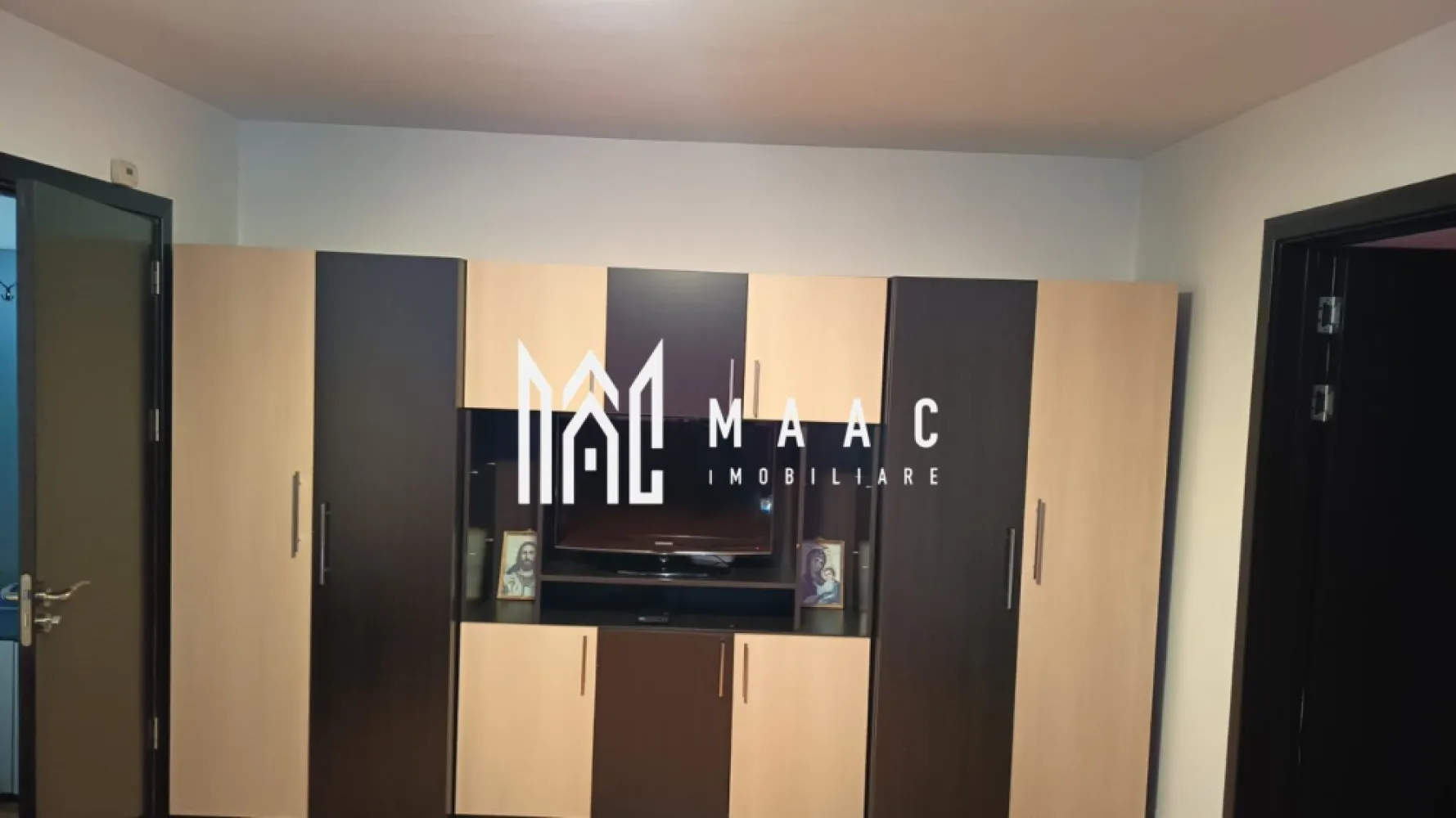 Apartament 3 camere | Semidecomandat | Zona Rahova - Apartament 3 camere | 60 mp utili | Etaj 4/4 | Centrală proprie | Complet mobilat Maac imobiliare propune spre vanzare apartament semidecomandat cu 3 camere, situat într-un bloc izolat termic, cu acoperiș din țiglă, ce oferă un ambient liniștit și confortabil pentru întreaga familie. Localizat la etajul 4 din 4, apartamentul are o suprafață utilă de 60 mp și o compartimentare eficientă, oferind spații luminoase . Finisajele sunt păstrate cu grijă, iar locuința se predă complet mobilată – gata pentru mutare sau ideală pentru investiție. Dotări și beneficii: Sistem de încălzire cu centrală termică proprie – confort și eficiență în orice sezon Confort 1 – spațiu bine organizat, ideal pentru o familie Bloc reabilitat termic – costuri reduse la întreținere Acoperiș din țiglă – protecție sporită și durabilitate Un apartament cu potențial, situat într-o zonă liniștită, potrivit pentru cei care caută un cămin primitor sau o investiție sigură. Pentru mai multe detalii va rugam specificati telefonic ID: CP2709303 }}
