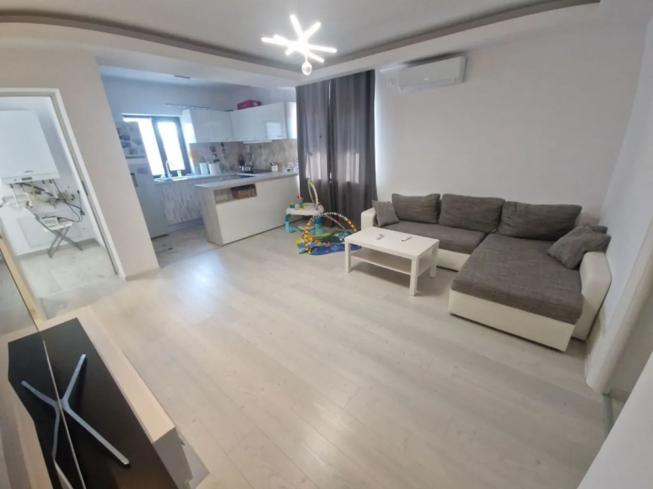Casa Manolache IF 3 min Ikea Pallady si Metrou Hills - Casa in Manolache, Ilfov la 3 min de Ikea Pallady si Metrou Hills Dispusa: Duplex P+1+Pod Parter - Living, Bucatarie, Dormitor, Baie, Debara Etaj 1 - Bucatarie open space cu Living, 2 Dormitoare, Baie, Dressing Pod - circulabil, finisat in jur de 40 mp spatiu depozitare Casa a fost sistematizata pentru 2 familii, cate un apartament pe fiecare etaj, in schimb poate locui si o singura familie la fel de bine. Se poate viziona. CONSTRUITA IN ANUL 2017 CU MATERIALE DE CALITATE printre care: Tabla lindab Vata bazaltica 10 cm si decorativa silicatica (este dubla la pret) respira peretele si nu mentine umiditate Caramida porotherm Centrala termica Viessmann cu boiler incorporat randament mult mai bun Geamuri tripan Salamander maro cu pervaze de aluminiu Aer conditionat Gree Finisaje de foarte buna calitate, etc. Utilitati racordate: apa, canalizare, curent, gaze, internet. O zona foarte linistita aproape de metrou si toate centrele comerciale din Pallady.