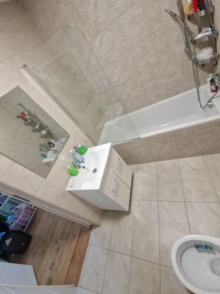 Casa Manolache IF 3 min Ikea Pallady si Metrou Hills - Casa in Manolache, Ilfov la 3 min de Ikea Pallady si Metrou Hills Dispusa: Duplex P+1+Pod Parter - Living, Bucatarie, Dormitor, Baie, Debara Etaj 1 - Bucatarie open space cu Living, 2 Dormitoare, Baie, Dressing Pod - circulabil, finisat in jur de 40 mp spatiu depozitare Casa a fost sistematizata pentru 2 familii, cate un apartament pe fiecare etaj, in schimb poate locui si o singura familie la fel de bine. Se poate viziona. CONSTRUITA IN ANUL 2017 CU MATERIALE DE CALITATE printre care: Tabla lindab Vata bazaltica 10 cm si decorativa silicatica (este dubla la pret) respira peretele si nu mentine umiditate Caramida porotherm Centrala termica Viessmann cu boiler incorporat randament mult mai bun Geamuri tripan Salamander maro cu pervaze de aluminiu Aer conditionat Gree Finisaje de foarte buna calitate, etc. Utilitati racordate: apa, canalizare, curent, gaze, internet. O zona foarte linistita aproape de metrou si toate centrele comerciale din Pallady.