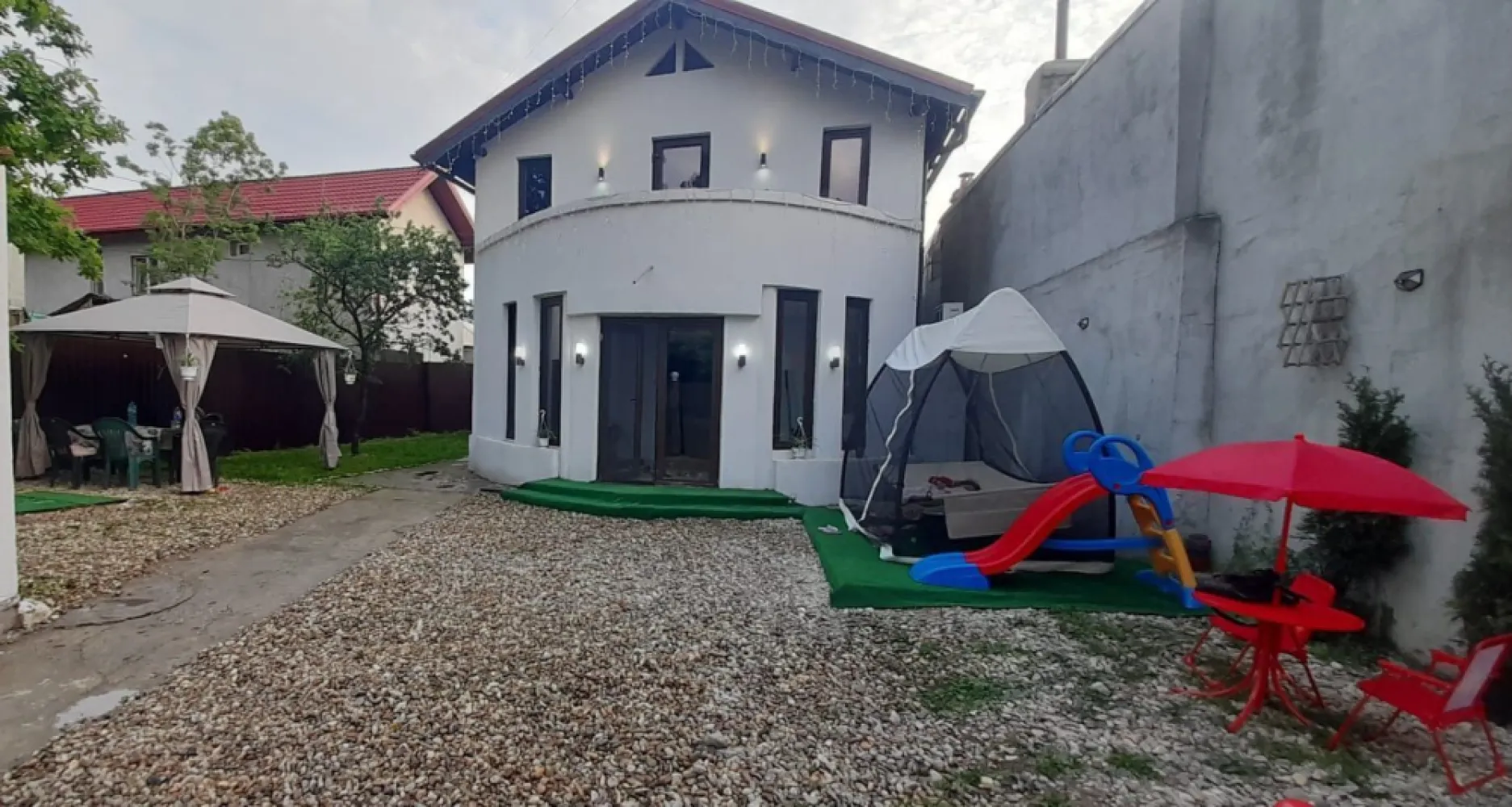 Vila Sector 5 preț 155000 euro 300mp - Sunt propietar Vanzare Vila in zona sectorului 5 Vila este situata pe str pășunilor, pe o strada ferita de zgomot si poluare. În apropierea vilei se afla Școală Grădiniță Creșă Supermarketuri Magazine Acces rapid la tramvai și STB Proprietatea a fost amenajata si extinsa in anul 2022 iar compartimentarea este urmatoarea: La parter se afla un living de 40mp Dormitor de 30mp Baie Bucătărie Hol pe rotund la.intrare Iar la etaj este la rosu fiind compartimentat Ca la parter Caracteristicile de baza ale proprietatii sunt urmatoarele: Suprafata utila: 300 mp Suprafata construita: 100 mp Amprenta: 100 mp Suprafata teren: 300 mp Invelitoare acoperis: Lindab. În 2024 Vila este dotata cu, , centrala termica, calorifere, aparat de aer conditionat, acces la internet prin cablu, wireless. Finisaje si dotari: stare interior - izolatii termice exterior, parchet, gresie, faianta, ferestre cu geam termopan din PVC, usa PVC la intrare, usi interior din lemn, VILA SE VINDE COMPLECT MOBILATA SI UTILATĂ MOBILA FIIND CUMPARATA IN 2023 SE OFERA GARANȚIE LA ELECTROCASNICE, TÂMPLĂRIE, MOBILA SI INSTALAȚIA SANITARĂ CU CENTRALA IN GARANTIE PANA IN 2026 UTILITĂȚI APA CANALIZARE.SI CURENT GAZELE NU SUNT TRASE SUNT IN FATA PORȚI Preț 155000euro accept și credit