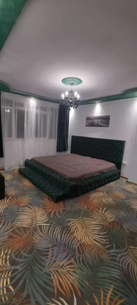 Vila Sector 5 preț 155000 euro 300mp - Sunt propietar Vanzare Vila in zona sectorului 5 Vila este situata pe str pășunilor, pe o strada ferita de zgomot si poluare. În apropierea vilei se afla Școală Grădiniță Creșă Supermarketuri Magazine Acces rapid la tramvai și STB Proprietatea a fost amenajata si extinsa in anul 2022 iar compartimentarea este urmatoarea: La parter se afla un living de 40mp Dormitor de 30mp Baie Bucătărie Hol pe rotund la.intrare Iar la etaj este la rosu fiind compartimentat Ca la parter Caracteristicile de baza ale proprietatii sunt urmatoarele: Suprafata utila: 300 mp Suprafata construita: 100 mp Amprenta: 100 mp Suprafata teren: 300 mp Invelitoare acoperis: Lindab. În 2024 Vila este dotata cu, , centrala termica, calorifere, aparat de aer conditionat, acces la internet prin cablu, wireless. Finisaje si dotari: stare interior - izolatii termice exterior, parchet, gresie, faianta, ferestre cu geam termopan din PVC, usa PVC la intrare, usi interior din lemn, VILA SE VINDE COMPLECT MOBILATA SI UTILATĂ MOBILA FIIND CUMPARATA IN 2023 SE OFERA GARANȚIE LA ELECTROCASNICE, TÂMPLĂRIE, MOBILA SI INSTALAȚIA SANITARĂ CU CENTRALA IN GARANTIE PANA IN 2026 UTILITĂȚI APA CANALIZARE.SI CURENT GAZELE NU SUNT TRASE SUNT IN FATA PORȚI Preț 155000euro accept și credit