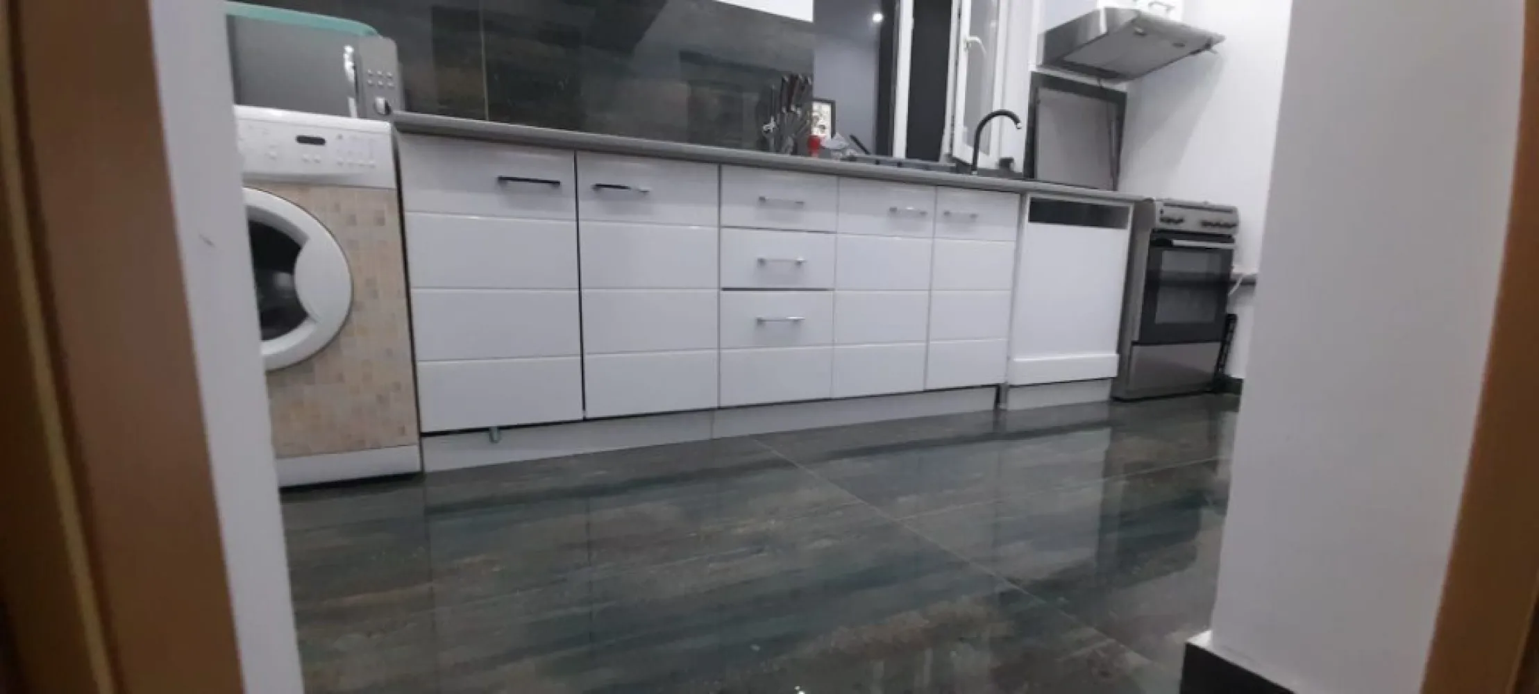 Vila Sector 5 preț 155000 euro 300mp - Sunt propietar Vanzare Vila in zona sectorului 5 Vila este situata pe str pășunilor, pe o strada ferita de zgomot si poluare. În apropierea vilei se afla Școală Grădiniță Creșă Supermarketuri Magazine Acces rapid la tramvai și STB Proprietatea a fost amenajata si extinsa in anul 2022 iar compartimentarea este urmatoarea: La parter se afla un living de 40mp Dormitor de 30mp Baie Bucătărie Hol pe rotund la.intrare Iar la etaj este la rosu fiind compartimentat Ca la parter Caracteristicile de baza ale proprietatii sunt urmatoarele: Suprafata utila: 300 mp Suprafata construita: 100 mp Amprenta: 100 mp Suprafata teren: 300 mp Invelitoare acoperis: Lindab. În 2024 Vila este dotata cu, , centrala termica, calorifere, aparat de aer conditionat, acces la internet prin cablu, wireless. Finisaje si dotari: stare interior - izolatii termice exterior, parchet, gresie, faianta, ferestre cu geam termopan din PVC, usa PVC la intrare, usi interior din lemn, VILA SE VINDE COMPLECT MOBILATA SI UTILATĂ MOBILA FIIND CUMPARATA IN 2023 SE OFERA GARANȚIE LA ELECTROCASNICE, TÂMPLĂRIE, MOBILA SI INSTALAȚIA SANITARĂ CU CENTRALA IN GARANTIE PANA IN 2026 UTILITĂȚI APA CANALIZARE.SI CURENT GAZELE NU SUNT TRASE SUNT IN FATA PORȚI Preț 155000euro accept și credit