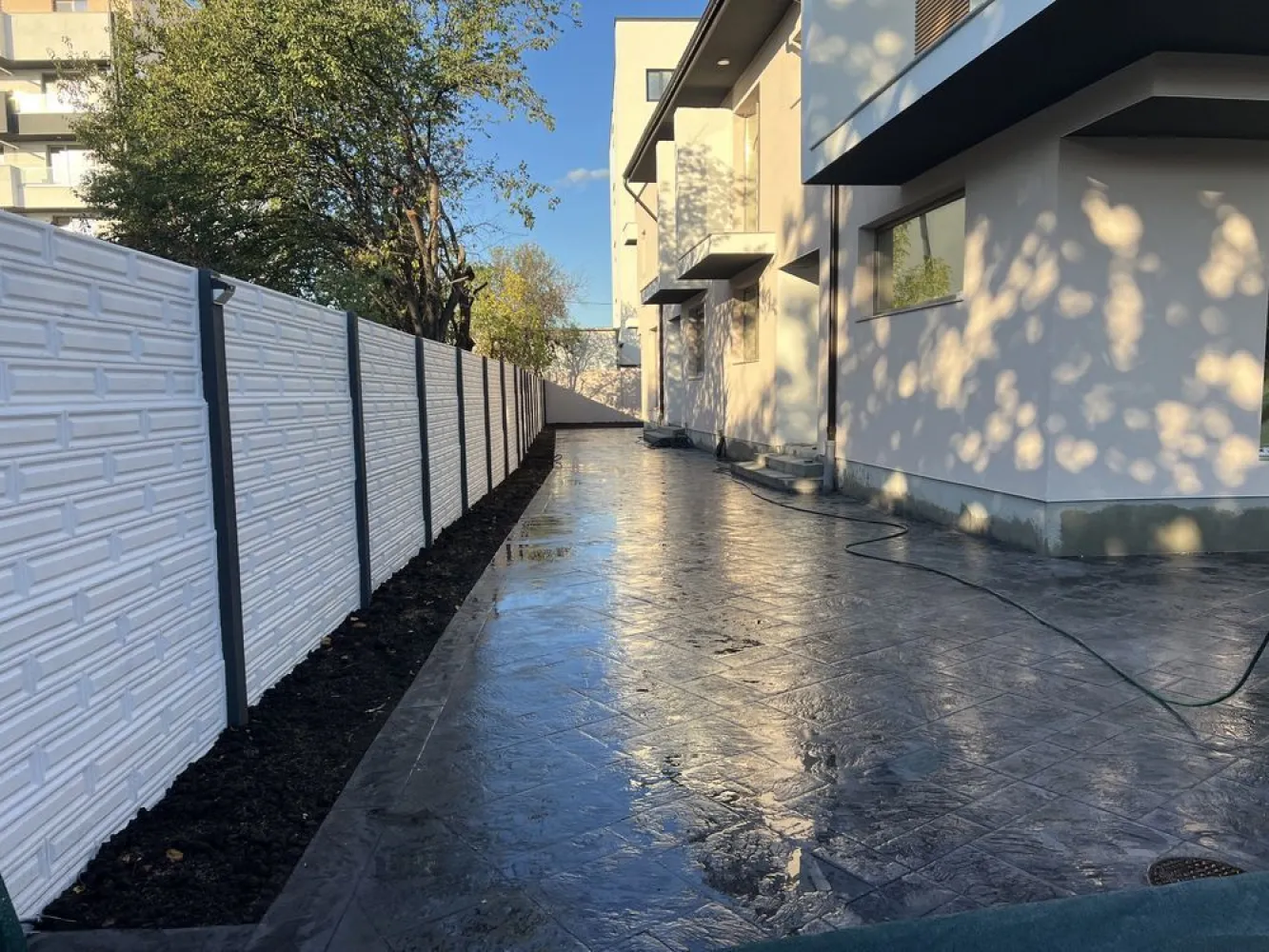 Duplex compus din 5 camere zona Bucuresti noi proprietar - Duplex P+1 153 MP UTIL+ curte 125 mp compus din 3 dormitoare 1 Living 3 băii bucatarie terasă cu posibilitatea de 5 camere Zonă liniștită regim de înălțime zonal P+1 construcție nouă 2024 izolație termică centrală proprie încălzire în pardoseală tâmplărie de calitate totul făcut construit după ultimele generații de materiale accept schimb cu apartament în București sector 1