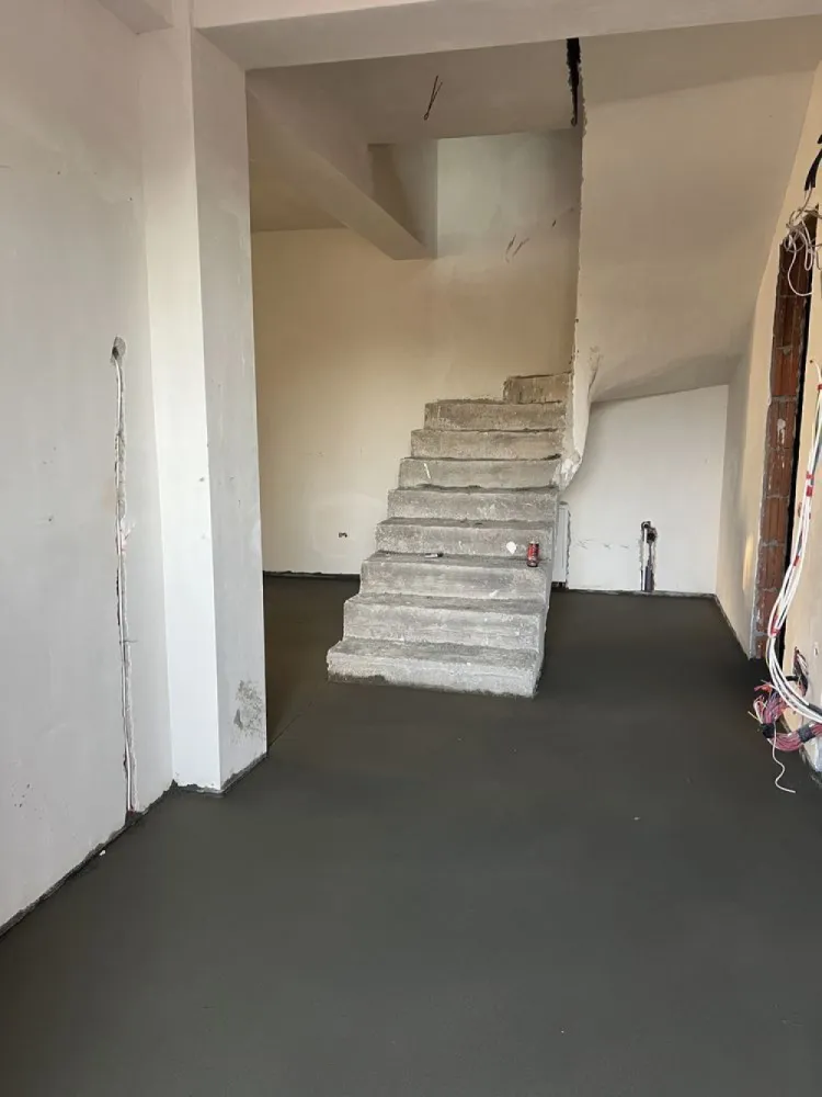 Duplex compus din 5 camere zona Bucuresti noi proprietar - Duplex P+1 153 MP UTIL+ curte 125 mp compus din 3 dormitoare 1 Living 3 băii bucatarie terasă cu posibilitatea de 5 camere Zonă liniștită regim de înălțime zonal P+1 construcție nouă 2024 izolație termică centrală proprie încălzire în pardoseală tâmplărie de calitate totul făcut construit după ultimele generații de materiale accept schimb cu apartament în București sector 1