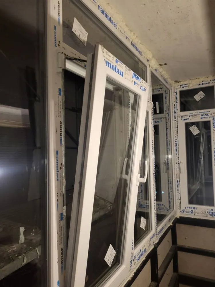 Apartament cu trei camere - De vânzare un apartament cu trei camere pe Bulevardul Tineretului peste drum de Palatul Copiilor. Este situat la etajul doi in partea din spate blocului care este stradal astfel ca nu exista zgomotului de la bulevard. Apartamentul necesita renovare completa , are centrala proprie. Blocul este în plin proces de reabilitare și se folosește polistiren de 20 de cm. Bloc civilizat fără datornici istorici si vecini liniștiți. Din apartament și pana la întrarea un parcul Lumea Copiilor se fac doua minute. Facilitățile acestei locuințe se disting prin proximitatea la trei stații de metrou ( Tineretului, Timpuri Noi și Mihai Bravu) stația de autobuz catre centrul orasului este la scara alăturată, parcul Tineretului este la șapte minute de mers pe jos, sala Polivalentă, magazine de toate mărcile în zonă, inclusiv non-stop. Actele sunt pregătite adică are cadastru și intabulare făcute. Locuri de parcare în spatele blocului se găsesc mult mai ușor decât în multe alte zone ale orașului. Apartamentul este semidecomandat și este construit în anul 1981 .