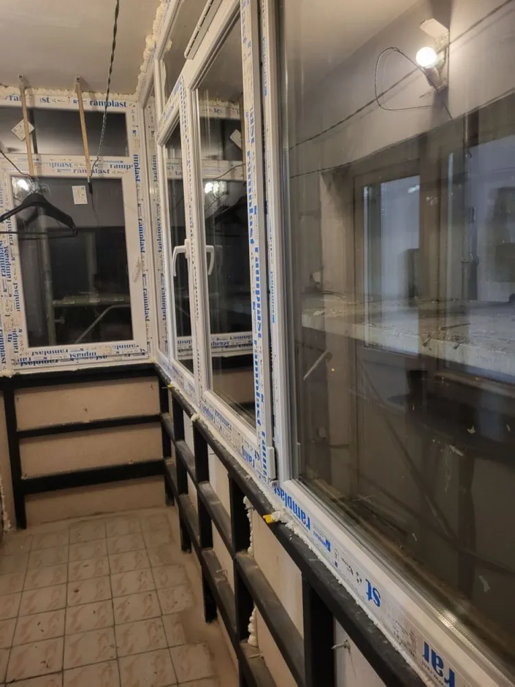 Apartament cu trei camere - De vânzare un apartament cu trei camere pe Bulevardul Tineretului peste drum de Palatul Copiilor. Este situat la etajul doi in partea din spate blocului care este stradal astfel ca nu exista zgomotului de la bulevard. Apartamentul necesita renovare completa , are centrala proprie. Blocul este în plin proces de reabilitare și se folosește polistiren de 20 de cm. Bloc civilizat fără datornici istorici si vecini liniștiți. Din apartament și pana la întrarea un parcul Lumea Copiilor se fac doua minute. Facilitățile acestei locuințe se disting prin proximitatea la trei stații de metrou ( Tineretului, Timpuri Noi și Mihai Bravu) stația de autobuz catre centrul orasului este la scara alăturată, parcul Tineretului este la șapte minute de mers pe jos, sala Polivalentă, magazine de toate mărcile în zonă, inclusiv non-stop. Actele sunt pregătite adică are cadastru și intabulare făcute. Locuri de parcare în spatele blocului se găsesc mult mai ușor decât în multe alte zone ale orașului. Apartamentul este semidecomandat și este construit în anul 1981 .