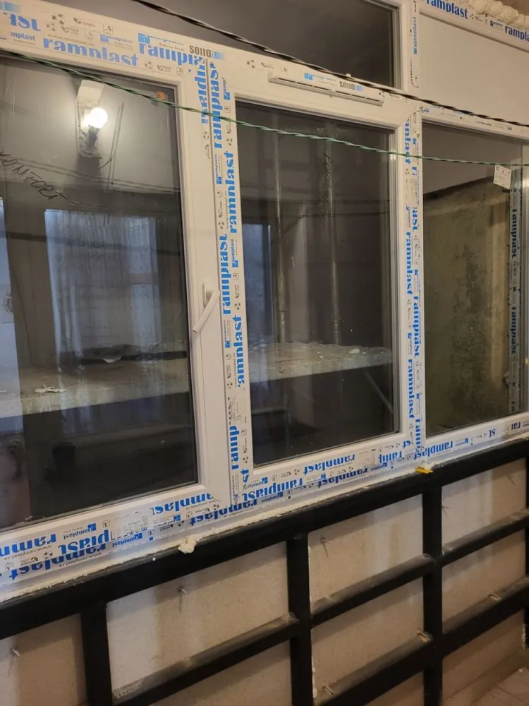 Apartament cu trei camere - De vânzare un apartament cu trei camere pe Bulevardul Tineretului peste drum de Palatul Copiilor. Este situat la etajul doi in partea din spate blocului care este stradal astfel ca nu exista zgomotului de la bulevard. Apartamentul necesita renovare completa , are centrala proprie. Blocul este în plin proces de reabilitare și se folosește polistiren de 20 de cm. Bloc civilizat fără datornici istorici si vecini liniștiți. Din apartament și pana la întrarea un parcul Lumea Copiilor se fac doua minute. Facilitățile acestei locuințe se disting prin proximitatea la trei stații de metrou ( Tineretului, Timpuri Noi și Mihai Bravu) stația de autobuz catre centrul orasului este la scara alăturată, parcul Tineretului este la șapte minute de mers pe jos, sala Polivalentă, magazine de toate mărcile în zonă, inclusiv non-stop. Actele sunt pregătite adică are cadastru și intabulare făcute. Locuri de parcare în spatele blocului se găsesc mult mai ușor decât în multe alte zone ale orașului. Apartamentul este semidecomandat și este construit în anul 1981 .