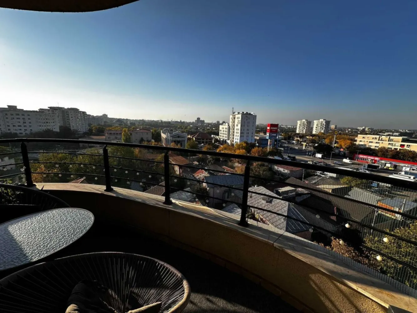 Apartament 3 camere 100 mp Sector 2 , Morarilor - Apartament 3 camere 100 mp utili + loc parcare subteran inclus (se poate vinde si fara loc de parcare) . Pretul este usor negociabil Apartamentul face parte dintr-un complex format din 4 blocuri. Facilitati: -paza -piscina -2 saune -sala fitness