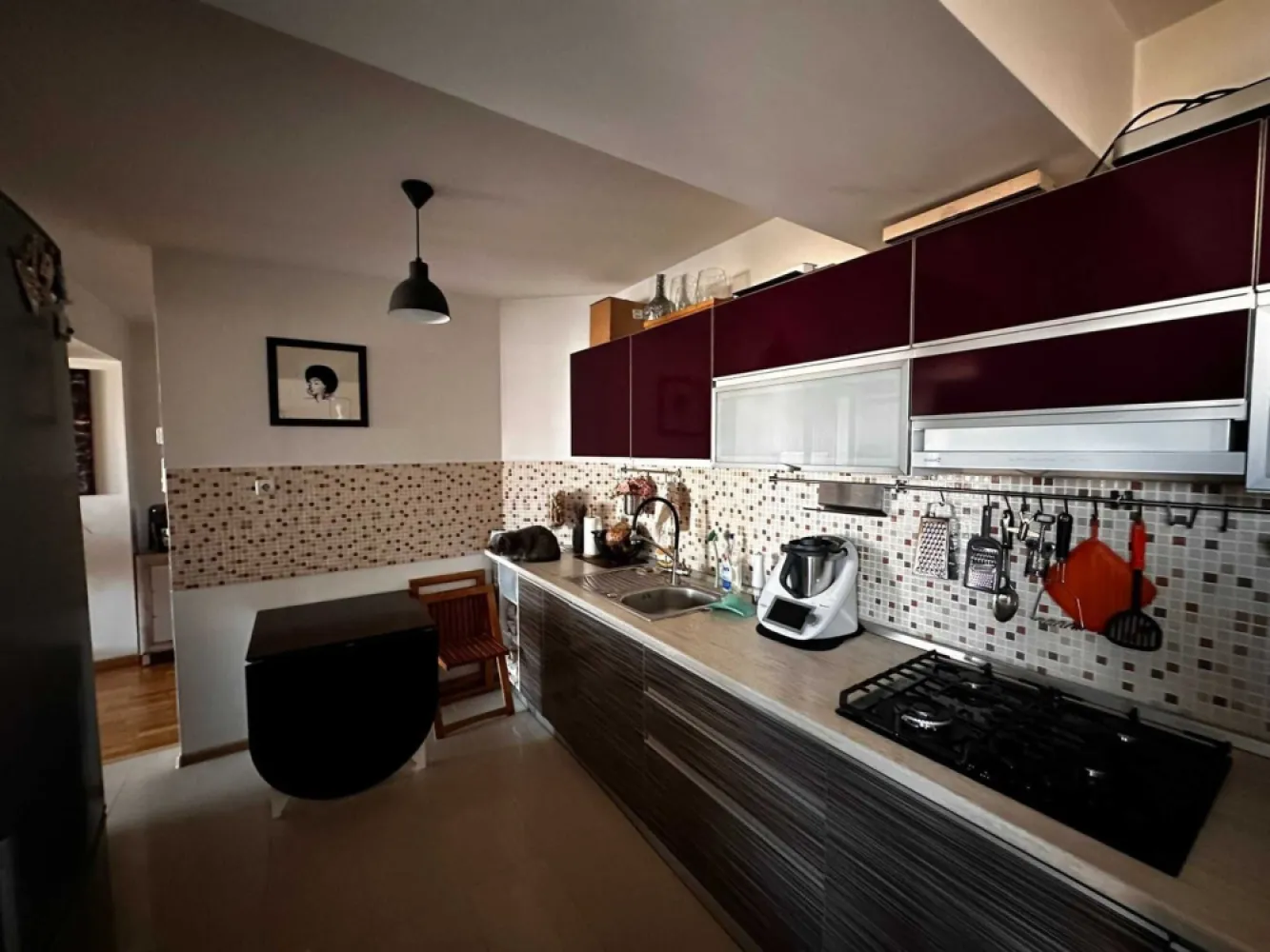 Apartament 3 camere 100 mp Sector 2 , Morarilor - Apartament 3 camere 100 mp utili + loc parcare subteran inclus (se poate vinde si fara loc de parcare) . Pretul este usor negociabil Apartamentul face parte dintr-un complex format din 4 blocuri. Facilitati: -paza -piscina -2 saune -sala fitness