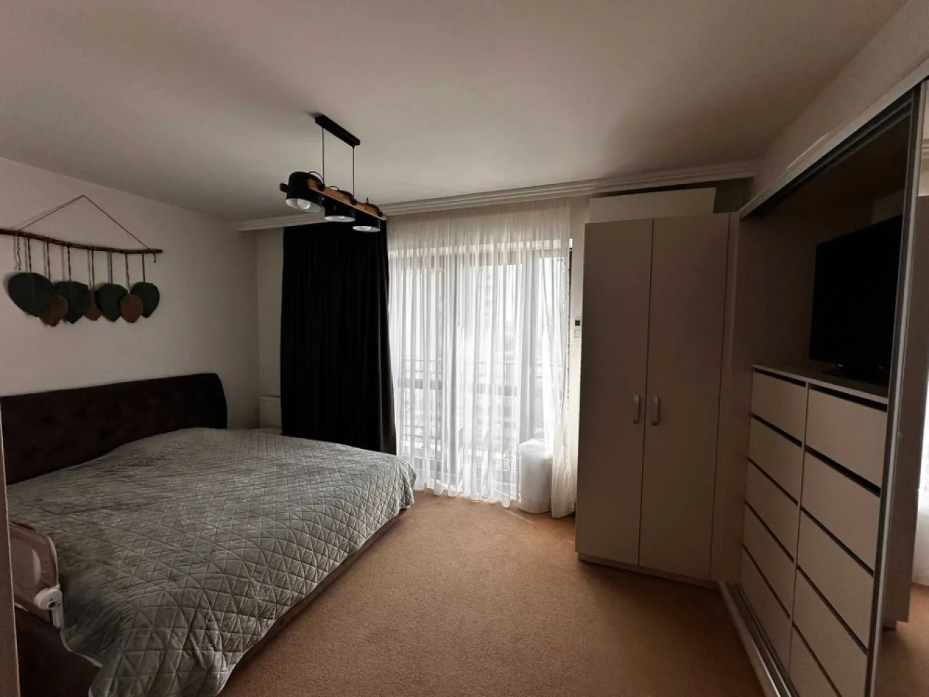 Apartament 3 camere 100 mp Sector 2 , Morarilor - Apartament 3 camere 100 mp utili + loc parcare subteran inclus (se poate vinde si fara loc de parcare) . Pretul este usor negociabil Apartamentul face parte dintr-un complex format din 4 blocuri. Facilitati: -paza -piscina -2 saune -sala fitness