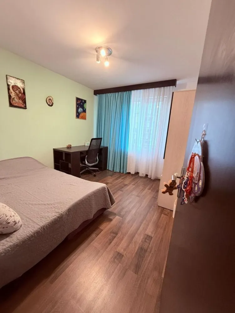 Apartament 4 camera Crangasi - Suprafata totala 86,4 mp Etaj 6/8 Semidecomandat 1 logie si 1 balcon Bloc din 1985 din placi de beton 2 lifturi Boxa subsol Loc parcare ADP 7 min pana la Metrou Crangasi 5 min pana la Piata Crangasi 1 min pana la tranvai 41 Zona foarte linistita, fara zgomotul marilor bulevarde Se vinde complet mobilat si utilat Racordat Termoenergetica (cu posibilitate montare centrala termica de apartament si/sau boiler) 1 unitate A/C in sufragerie