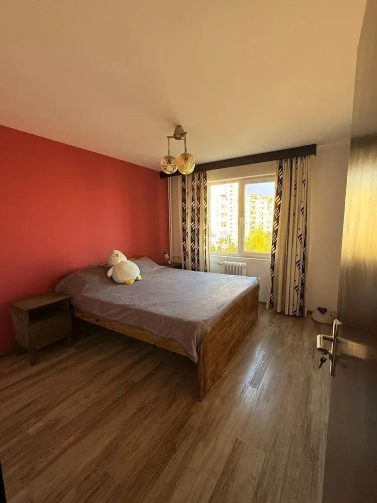 Apartament 4 camera Crangasi - Suprafata totala 86,4 mp Etaj 6/8 Semidecomandat 1 logie si 1 balcon Bloc din 1985 din placi de beton 2 lifturi Boxa subsol Loc parcare ADP 7 min pana la Metrou Crangasi 5 min pana la Piata Crangasi 1 min pana la tranvai 41 Zona foarte linistita, fara zgomotul marilor bulevarde Se vinde complet mobilat si utilat Racordat Termoenergetica (cu posibilitate montare centrala termica de apartament si/sau boiler) 1 unitate A/C in sufragerie