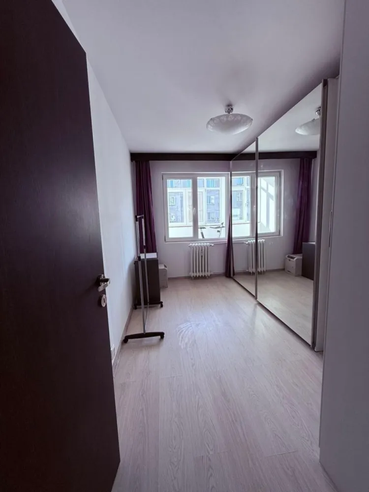 Apartament 4 camera Crangasi - Suprafata totala 86,4 mp Etaj 6/8 Semidecomandat 1 logie si 1 balcon Bloc din 1985 din placi de beton 2 lifturi Boxa subsol Loc parcare ADP 7 min pana la Metrou Crangasi 5 min pana la Piata Crangasi 1 min pana la tranvai 41 Zona foarte linistita, fara zgomotul marilor bulevarde Se vinde complet mobilat si utilat Racordat Termoenergetica (cu posibilitate montare centrala termica de apartament si/sau boiler) 1 unitate A/C in sufragerie
