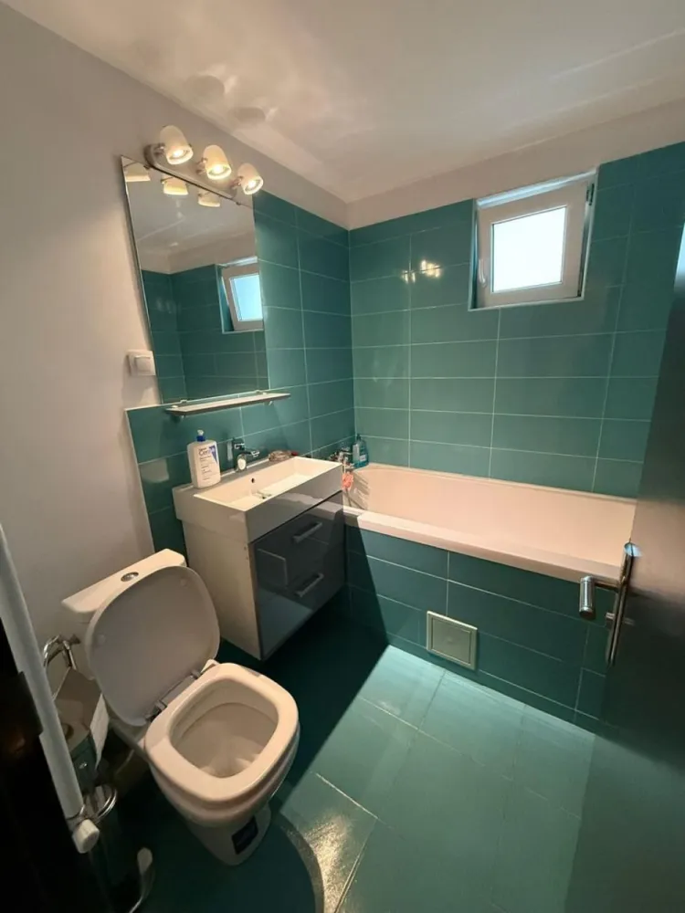Apartament 4 camera Crangasi - Suprafata totala 86,4 mp Etaj 6/8 Semidecomandat 1 logie si 1 balcon Bloc din 1985 din placi de beton 2 lifturi Boxa subsol Loc parcare ADP 7 min pana la Metrou Crangasi 5 min pana la Piata Crangasi 1 min pana la tranvai 41 Zona foarte linistita, fara zgomotul marilor bulevarde Se vinde complet mobilat si utilat Racordat Termoenergetica (cu posibilitate montare centrala termica de apartament si/sau boiler) 1 unitate A/C in sufragerie