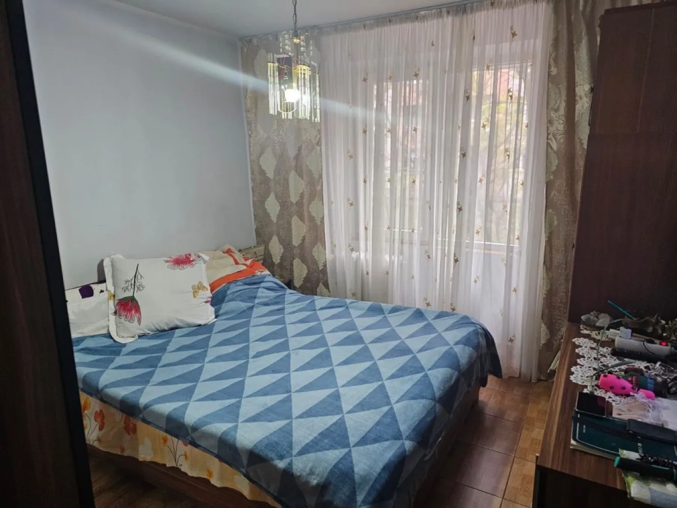 Vând apartament 3 camere - Etaj 1 din 8 ,Strada Fizicienilor ,contuar de gaz individual mobilat