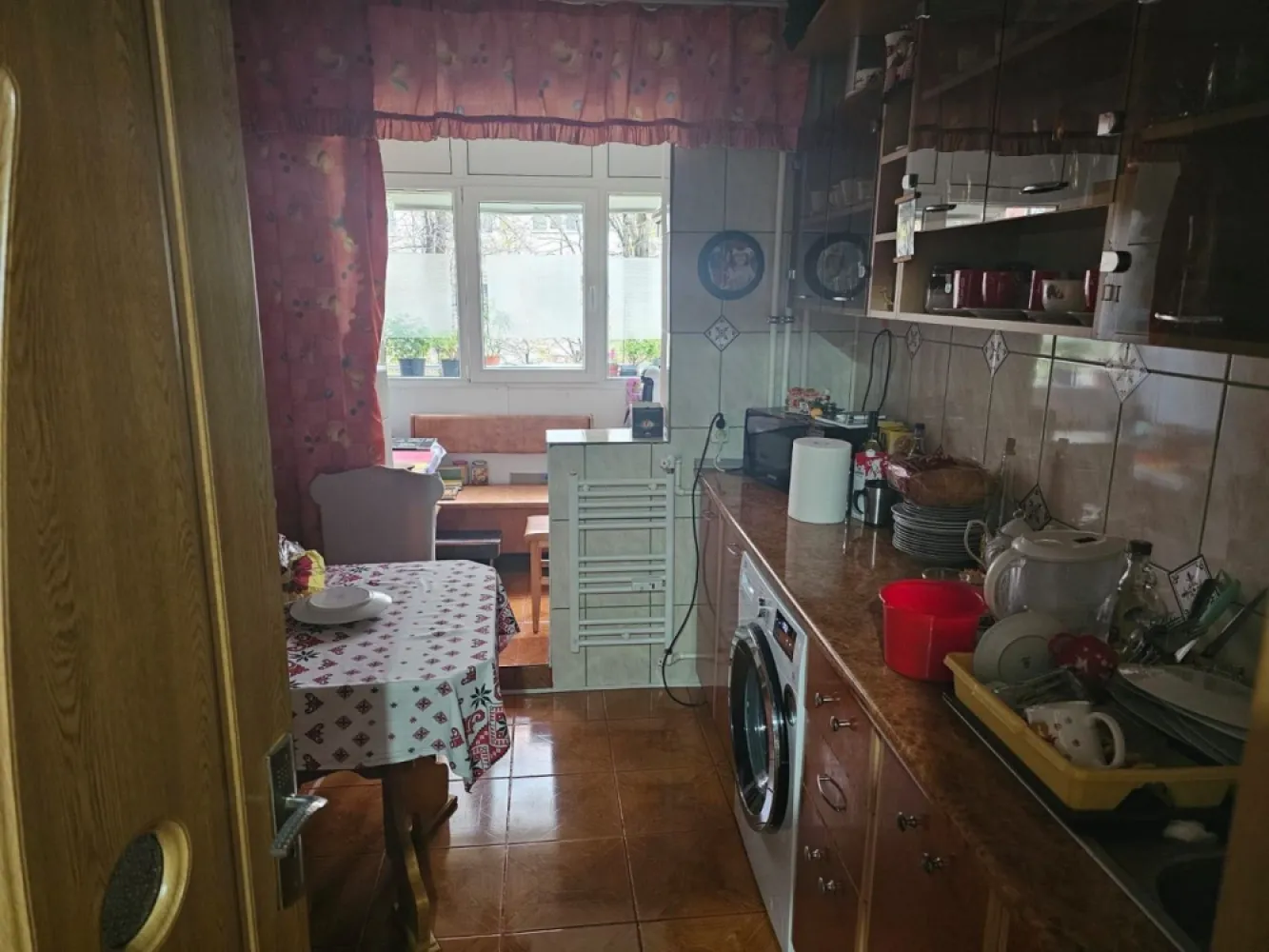 Vând apartament 3 camere - Etaj 1 din 8 ,Strada Fizicienilor ,contuar de gaz individual mobilat