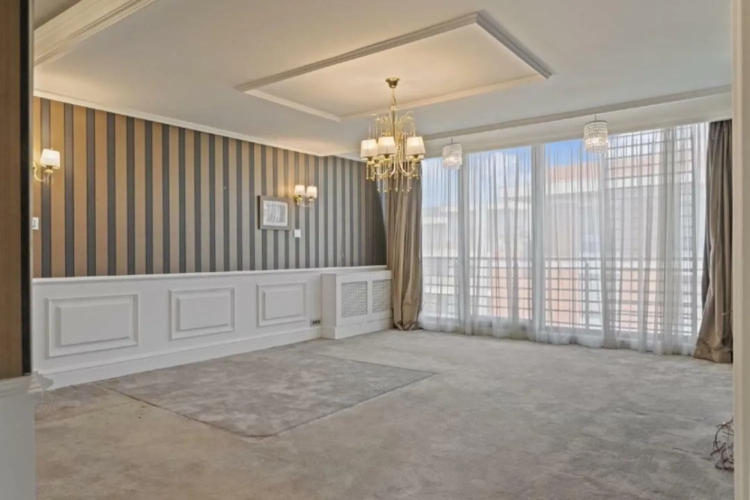 4 Camere Green Lake Sisesti Penthouse - Apartamentul este localizat într-unul dintre cele mai apreciate complexuri rezidenţiale din zona Siseşti, Green Lake. Are o suprafaţă generoasă de 217 mp, dintre care 55 mp sunt dedicaţi unei terase superbe. Se afla într-o locaţie excelentă, aproape de zone verzi, facilităţi de top, centre comerciale şi de business, dar totodata izolat de agitaţia urbana. Detalii Apartament: - Suprafaţă totală: 217 mp (din care 55 mp terasă) - Dormitoare spaţioase, cu multiple soluţii de depozitare - Living generos - Bucatarie decomandata, cu ieşire către terasa - Terasă de 55 mp: loc de relaxare sau spaţiu pentru cină în aer liber. Beneficii suplimentare: - Locuri de parcare: Apartamentul beneficiază de două locuri de parcare, unul subteran şi unul suprateran, plus o boxă pentru depozitare suplimentară. Complexul Green Lake: Green Lake este un complex rezidenţial premium, care îmbină perfect confortul urban cu liniştea naturii. Amplasat într-o zonă verde şi liniştită, dar aproape de centrul oraşului, acest complex oferă acces facil la multiple facilităţi: spaţii verzi, locuri de joacă şi paza 24/7.