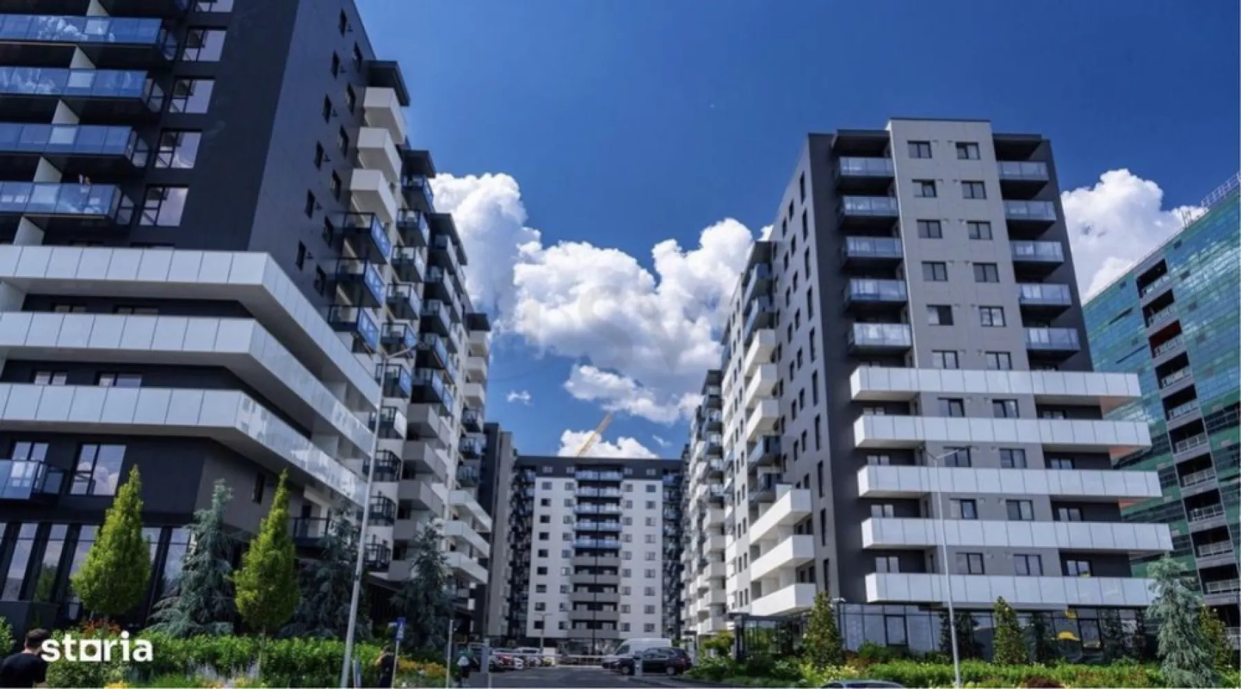 Apartament 3 camere | Cortina North | PROPIETAR | Pipera - PROPIETAR! Apartament 3 camere, situat vis-a-vis de Porche Nord Pipera in complexul rezidential premium Cortina North. Apartamentul este pe Faza 3 si este finalizat! Pretul afisat este cu TVA inclus. Se poate achizitiona si parcare la subteran -1 Apartamentul beneficiaza de una dintre cele mai bune pozitii, fiind situat in Corp C2, cu vedere spre exterior, la strada Campul Pipera (perpendiculara Bulevardului Pipera), neavand nicio cladire construita in fata, asadar este ferit de zgomotul traficului de pe bulevard. Apartamentul se afla la etajul 1, este decomandat, si are o suprafata totala de 96.45 mp construiti si de 76.7 mp utili. Beneficiaza de 2 grupuri sanitare (unul cu cada, iar celalalt cu cabina de dus), si un balcon foarte spatios (9.8 mp). Suprafata UTILA de 76.7 mp a apartamentului este distribuita astfel: - Living + Bucatarie: 23,5 mp - Dormitor 1: 12,4 mp - Dormitor 2: 16,8 mp - Baie 1: 4,5 mp - Baie 2: 3,3 mp - Hol: 6,4 mp - Balcon: 9,8 mp Ansamblul Cortina North se afla in vecinatatea a doua mari supermarketuri: Lidl si Kaufland. De asemenea imobilul se situeaza in apropiere de statii STB, de statiile de metrou Aurel Vlaicu (Aviatiei) si Pipera (Dimitrie Pompei), in proximitatea viitorului Spital Metropolitan, precum si in apropiere de scoli, gradinite, si alte centre comerciale. In plus, ansamblul Cortina North beneficiaza de amplasarea unui sens giratoriu conexat accesului in ansamblu ce asigura circulatia facila din ambele directii de circulatie ale Bulevardului Pipera. Complexul rezidential Cortina North ofera un stil de viata premium, activ, sanatos si securizat, cu o paleta larga de facilitati unice in zona: - centru Fitness si Wellness cu bazin de inot - peste 1,5 km pista de alergare - peste 10.000 mp de spatii verzi amenajate conform unui plan peisagistic integrat arhitecturii - galerii comerciale dedicate - parcari private subterane si supraterane - acces controlat - fatada ventilata, etc. FINISAJE PREMIUM: - fatada ventilata SwissPearl - tamplarie Schuco cu geam tripan termoizolant, - ceramica Porcelanosa - obiecte sanitare Daniel Rubinetterie - parchet calitate superioara - usi de intrare securizate Pinum - usi interioare Filomuro - sisteme de iluminat led incastrate si la vedere, scafe, contur luminos ambiental. - tavan barisol DOTARI: - centrala termica Ariston in condensatie, cu gaz; - aer conditionat in fiecare camera, tip multisplit – LG; - videointerfon; - utilitati "ready to use” (racorduri individuale la gaze, curent electric, apa curenta, internet); - aparatura electrica si cablaje pregatite pentru conexiunea TV si internet.