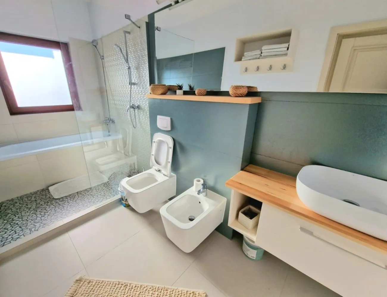 Casa de vânzare ESQ3 - Persoana fizica vând casa individuala, situata în Galata, cartier ESQ 3, complet asfaltat și securizat. Amplasamentul este unul bun, departe de zgomot, dar totodată foarte aproape de strada Iasi-Voiinesti, implicit de stația de autobuz. Casa se vinde complet mobilata și utilata. Oferta conține o multitudine de finisaje și dotări de cea mai buna calitate:- - acoperiș din țiglă Bramac - încălzire în pardoseala pe ambele nivele marca Tece, cu termostate de ambient în fiecare încăpere, centrala termica prin condensatie - tâmplărie PVC, profil 76 mm, cu sticla Tripan - tâmplărie interioara din lemn masiv - obiecte sanitare, gresie și faianță Delta Design - lemn termotratat aplicat pe partea frontala a parterului - parcare și trotuare realizate din beton amprentat - mobilier Mobexpert și pe comanda - instalație AC. Casa este din cărămidă. Suprafața casei este de 115 mp utili, 160 mp construiți și 323 mp teren, iar compartimentarea este excelenta. Parter: hol foarte spațios, living e 30 mp cu ieșire pe terasa, baie și bucătărie Etaj : 3 dormitoare, din care 2 au balcon, baie, Pod: spațiu de depozitare dublu izolat, căptușit complet cu vata și OSB. Curtea este amenajata cu plante și gazon, sistem de irigații, foișor și spațiu de depozitare. Din punct de vedere al utilităților, proprietatea este racordata complet La curent, gaz, apa și canalizare.
