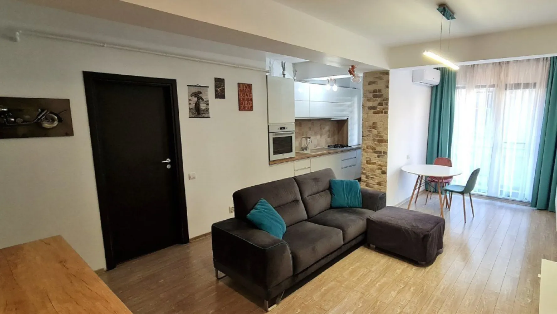 3 Camere Decebal - Bloc 2013 - Complet Renovat - Centrala Proprie - Proprietar, persoana fizica, vand apartament 3 camere situat pe str. Delea Noua nr. 24, etaj 1 intr-un bloc construit in anul 2013, clasa energetica A. Apartamentul de vinde complet renovat, utilat, mobilat, exact ca in poze. Nu dispune de boxa sau loc parcare inclus, dar se poate face abonament online la primaria sector 3 pentru alocarea unui loc in proximitate sau in parcarea subterana Decebal. Este compus din: - living cu bucatarie open space - 30 mp - dormitor 1 - 14 mp - dormitor 2 - 14 mp - baie - 5 mp - camara - 2 mp - balcon - 7 mp Apartamentul este dotat cu centrala proprie, aer conditionat, electrocasnice, masina spalat vase, mobila. Baia este placata cu travertin si dispune de dus walk-in cu paravan de sticla. Balconul este deschis, cu balustrada din inox si sticla. Toate actele necesare pentru vanzare cu sau fara credit sunt pregatite. Proprietar, comision 0%.