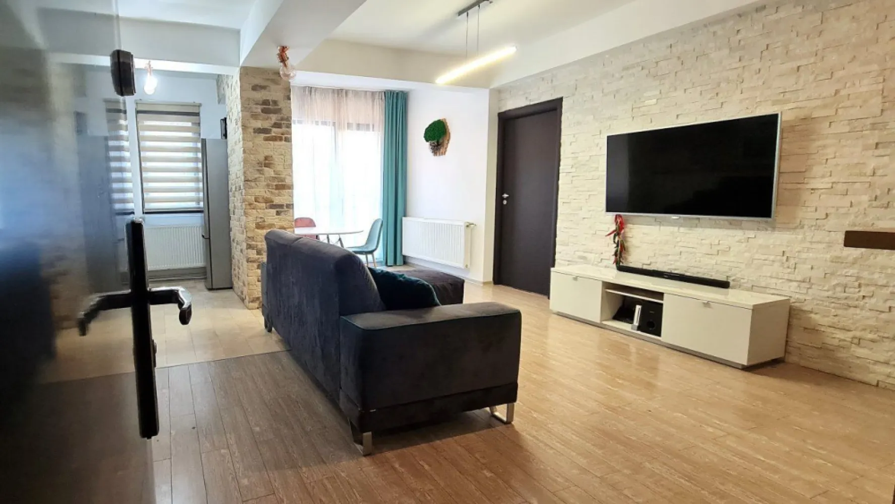 3 Camere Decebal - Bloc 2013 - Complet Renovat - Centrala Proprie - Proprietar, persoana fizica, vand apartament 3 camere situat pe str. Delea Noua nr. 24, etaj 1 intr-un bloc construit in anul 2013, clasa energetica A. Apartamentul de vinde complet renovat, utilat, mobilat, exact ca in poze. Nu dispune de boxa sau loc parcare inclus, dar se poate face abonament online la primaria sector 3 pentru alocarea unui loc in proximitate sau in parcarea subterana Decebal. Este compus din: - living cu bucatarie open space - 30 mp - dormitor 1 - 14 mp - dormitor 2 - 14 mp - baie - 5 mp - camara - 2 mp - balcon - 7 mp Apartamentul este dotat cu centrala proprie, aer conditionat, electrocasnice, masina spalat vase, mobila. Baia este placata cu travertin si dispune de dus walk-in cu paravan de sticla. Balconul este deschis, cu balustrada din inox si sticla. Toate actele necesare pentru vanzare cu sau fara credit sunt pregatite. Proprietar, comision 0%.