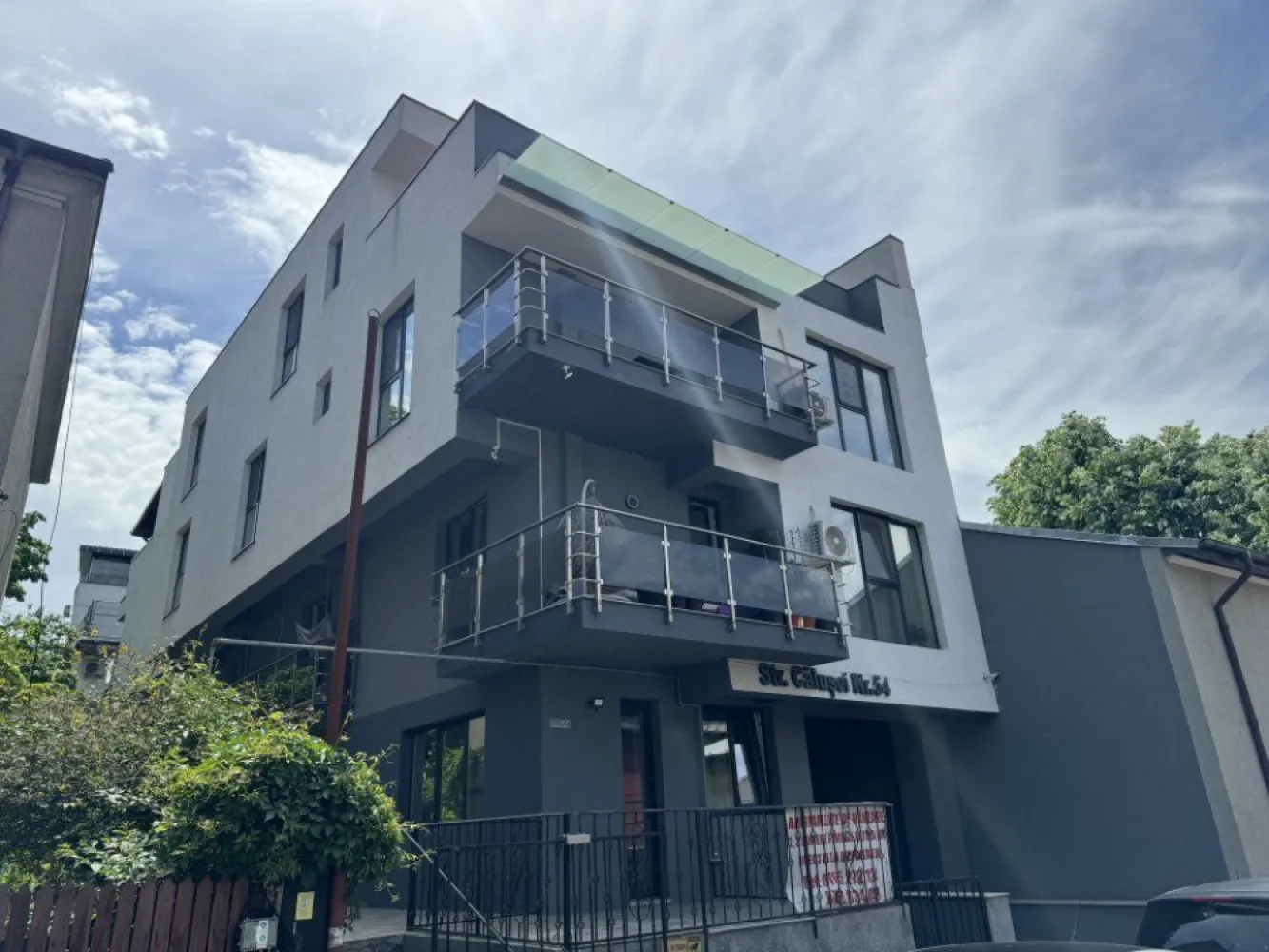 Apartament 2/3 Camere | Calea Mosilor-Obor - Un apartament de 3 camere, cu o suprafaţă de **103 mp**, situat într-o clădire modernă construită în **2022** în zona Moşilor, ultracentral în Bucureşti, se distinge printr-un design contemporan şi finisaje de **ultra-lux**. Amplasat într-o locaţie de top, acest apartament oferă un stil de viaţă exclusivist, combinând confortul urban cu eleganţa rafinată a detaliilor. ### Descriere: - **Living open-space şi luminos:** Apartamentul dispune de un living generos, proiectat în format open-space, cu ferestre mari ce oferă o privelişte urbană spectaculoasă şi o iluminare naturală amplă Designul interior este modern, minimalist şi detalii rafinate, precum parchetul din lemn natural şi accente din marmură sau piatră naturală. * Bucătăria se integrează perfect în zona de zi cu blaturi din granit sau cuarţ, oferind un aspect luxos şi funcţional. - **Dormitoare moderne şi elegante:** Apartamentul include două dormitoare spaţioase, cu finisaje de lux. - **Terasa privată:** Terasa oferă un spaţiu ideal de relaxare, fiind dotată cu pardoseală din deck de lemn şi având o vedere panoramică asupra oraşului. Aceasta este perfectă pentru momentele de linişte sau pentru petreceri restrânse. ### Facilităţi suplimentare: - **Loc de parcare subteran şi acces securizat:** Parcarea dedicată, subterană, este inclusă în preţ şi oferă acces direct prin lift. - **Sistem smart-home integrat:** Controlul temperaturii, iluminatului şi al securităţii este realizat printr-o aplicaţie de tip smart-home, oferind confort şi siguranţă. - **Climatizare centralizată şi încălzire în pardoseală:** Asigură un ambient plăcut pe tot parcursul anului. ### Locaţie: Acest apartament este situat într-o clădire modernă din zona **Moşilor**, ultracentral, oferind acces imediat la toate punctele de interes urban â€“ restaurante exclusiviste, centre comerciale de lux, cafenele şi galerii de artă. Transportul public este la doar câteva minute distanţă, cu acces facil la staţii de metrou, autobuze şi tramvaie. Zona Moşilor este recunoscută pentru siguranţa şi dinamismul său, fiind una dintre cele mai căutate locaţii din inima Bucureştiului. Acest apartament de **103 mp** din zona Moşilor este ideal pentru cei care îşi doresc un spaţiu exclusivist, ultra-modern şi bine conectat, în inima capitalei, potrivit pentru un stil de viaţă sofisticat şi activ.
