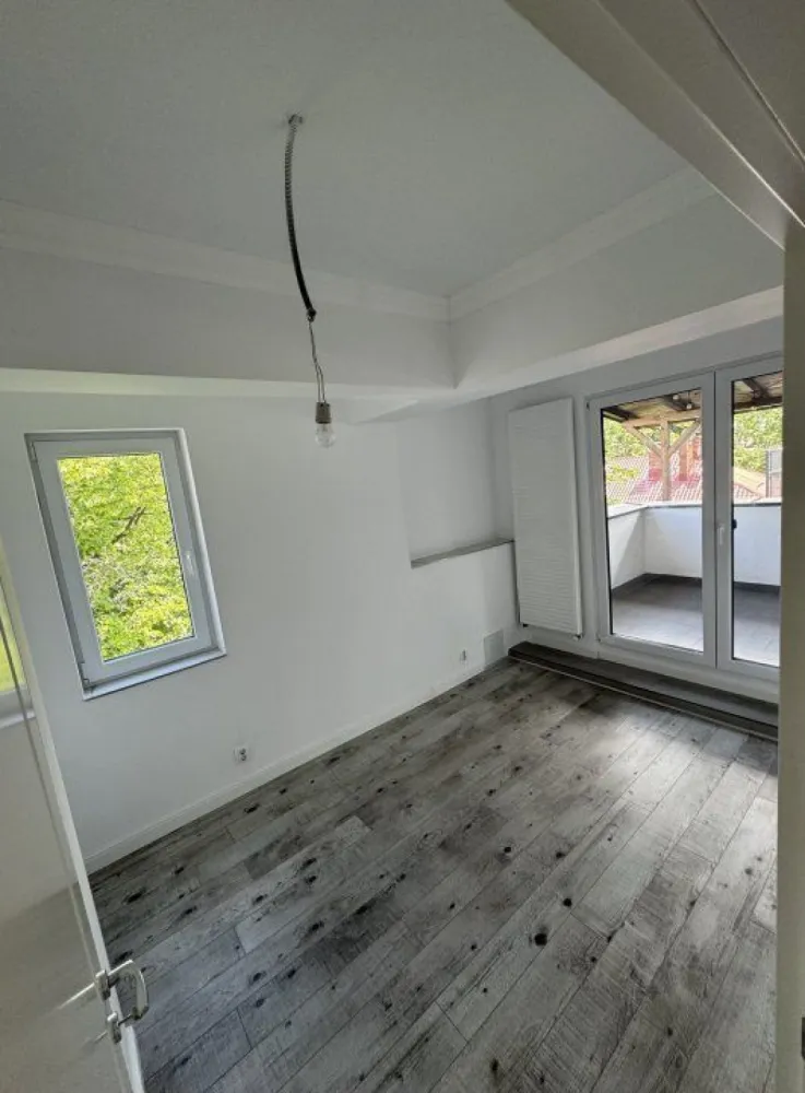 Apartament 2/3 Camere | Calea Mosilor-Obor - Un apartament de 3 camere, cu o suprafaţă de **103 mp**, situat într-o clădire modernă construită în **2022** în zona Moşilor, ultracentral în Bucureşti, se distinge printr-un design contemporan şi finisaje de **ultra-lux**. Amplasat într-o locaţie de top, acest apartament oferă un stil de viaţă exclusivist, combinând confortul urban cu eleganţa rafinată a detaliilor. ### Descriere: - **Living open-space şi luminos:** Apartamentul dispune de un living generos, proiectat în format open-space, cu ferestre mari ce oferă o privelişte urbană spectaculoasă şi o iluminare naturală amplă Designul interior este modern, minimalist şi detalii rafinate, precum parchetul din lemn natural şi accente din marmură sau piatră naturală. * Bucătăria se integrează perfect în zona de zi cu blaturi din granit sau cuarţ, oferind un aspect luxos şi funcţional. - **Dormitoare moderne şi elegante:** Apartamentul include două dormitoare spaţioase, cu finisaje de lux. - **Terasa privată:** Terasa oferă un spaţiu ideal de relaxare, fiind dotată cu pardoseală din deck de lemn şi având o vedere panoramică asupra oraşului. Aceasta este perfectă pentru momentele de linişte sau pentru petreceri restrânse. ### Facilităţi suplimentare: - **Loc de parcare subteran şi acces securizat:** Parcarea dedicată, subterană, este inclusă în preţ şi oferă acces direct prin lift. - **Sistem smart-home integrat:** Controlul temperaturii, iluminatului şi al securităţii este realizat printr-o aplicaţie de tip smart-home, oferind confort şi siguranţă. - **Climatizare centralizată şi încălzire în pardoseală:** Asigură un ambient plăcut pe tot parcursul anului. ### Locaţie: Acest apartament este situat într-o clădire modernă din zona **Moşilor**, ultracentral, oferind acces imediat la toate punctele de interes urban â€“ restaurante exclusiviste, centre comerciale de lux, cafenele şi galerii de artă. Transportul public este la doar câteva minute distanţă, cu acces facil la staţii de metrou, autobuze şi tramvaie. Zona Moşilor este recunoscută pentru siguranţa şi dinamismul său, fiind una dintre cele mai căutate locaţii din inima Bucureştiului. Acest apartament de **103 mp** din zona Moşilor este ideal pentru cei care îşi doresc un spaţiu exclusivist, ultra-modern şi bine conectat, în inima capitalei, potrivit pentru un stil de viaţă sofisticat şi activ.