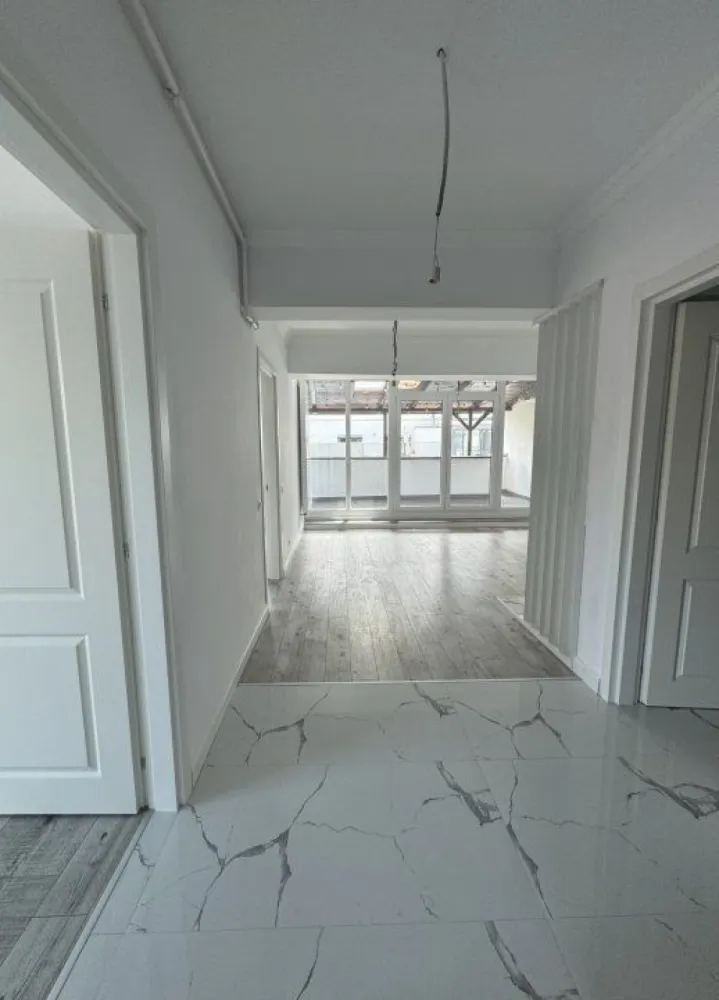 Apartament 2/3 Camere | Calea Mosilor-Obor - Un apartament de 3 camere, cu o suprafaţă de **103 mp**, situat într-o clădire modernă construită în **2022** în zona Moşilor, ultracentral în Bucureşti, se distinge printr-un design contemporan şi finisaje de **ultra-lux**. Amplasat într-o locaţie de top, acest apartament oferă un stil de viaţă exclusivist, combinând confortul urban cu eleganţa rafinată a detaliilor. ### Descriere: - **Living open-space şi luminos:** Apartamentul dispune de un living generos, proiectat în format open-space, cu ferestre mari ce oferă o privelişte urbană spectaculoasă şi o iluminare naturală amplă Designul interior este modern, minimalist şi detalii rafinate, precum parchetul din lemn natural şi accente din marmură sau piatră naturală. * Bucătăria se integrează perfect în zona de zi cu blaturi din granit sau cuarţ, oferind un aspect luxos şi funcţional. - **Dormitoare moderne şi elegante:** Apartamentul include două dormitoare spaţioase, cu finisaje de lux. - **Terasa privată:** Terasa oferă un spaţiu ideal de relaxare, fiind dotată cu pardoseală din deck de lemn şi având o vedere panoramică asupra oraşului. Aceasta este perfectă pentru momentele de linişte sau pentru petreceri restrânse. ### Facilităţi suplimentare: - **Loc de parcare subteran şi acces securizat:** Parcarea dedicată, subterană, este inclusă în preţ şi oferă acces direct prin lift. - **Sistem smart-home integrat:** Controlul temperaturii, iluminatului şi al securităţii este realizat printr-o aplicaţie de tip smart-home, oferind confort şi siguranţă. - **Climatizare centralizată şi încălzire în pardoseală:** Asigură un ambient plăcut pe tot parcursul anului. ### Locaţie: Acest apartament este situat într-o clădire modernă din zona **Moşilor**, ultracentral, oferind acces imediat la toate punctele de interes urban â€“ restaurante exclusiviste, centre comerciale de lux, cafenele şi galerii de artă. Transportul public este la doar câteva minute distanţă, cu acces facil la staţii de metrou, autobuze şi tramvaie. Zona Moşilor este recunoscută pentru siguranţa şi dinamismul său, fiind una dintre cele mai căutate locaţii din inima Bucureştiului. Acest apartament de **103 mp** din zona Moşilor este ideal pentru cei care îşi doresc un spaţiu exclusivist, ultra-modern şi bine conectat, în inima capitalei, potrivit pentru un stil de viaţă sofisticat şi activ.