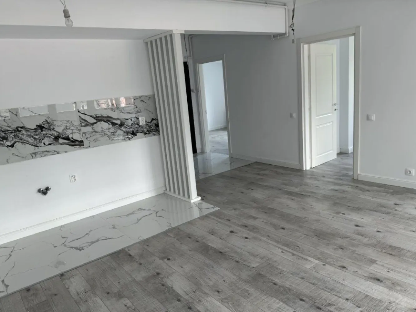 Apartament 2/3 Camere | Calea Mosilor-Obor - Un apartament de 3 camere, cu o suprafaţă de **103 mp**, situat într-o clădire modernă construită în **2022** în zona Moşilor, ultracentral în Bucureşti, se distinge printr-un design contemporan şi finisaje de **ultra-lux**. Amplasat într-o locaţie de top, acest apartament oferă un stil de viaţă exclusivist, combinând confortul urban cu eleganţa rafinată a detaliilor. ### Descriere: - **Living open-space şi luminos:** Apartamentul dispune de un living generos, proiectat în format open-space, cu ferestre mari ce oferă o privelişte urbană spectaculoasă şi o iluminare naturală amplă Designul interior este modern, minimalist şi detalii rafinate, precum parchetul din lemn natural şi accente din marmură sau piatră naturală. * Bucătăria se integrează perfect în zona de zi cu blaturi din granit sau cuarţ, oferind un aspect luxos şi funcţional. - **Dormitoare moderne şi elegante:** Apartamentul include două dormitoare spaţioase, cu finisaje de lux. - **Terasa privată:** Terasa oferă un spaţiu ideal de relaxare, fiind dotată cu pardoseală din deck de lemn şi având o vedere panoramică asupra oraşului. Aceasta este perfectă pentru momentele de linişte sau pentru petreceri restrânse. ### Facilităţi suplimentare: - **Loc de parcare subteran şi acces securizat:** Parcarea dedicată, subterană, este inclusă în preţ şi oferă acces direct prin lift. - **Sistem smart-home integrat:** Controlul temperaturii, iluminatului şi al securităţii este realizat printr-o aplicaţie de tip smart-home, oferind confort şi siguranţă. - **Climatizare centralizată şi încălzire în pardoseală:** Asigură un ambient plăcut pe tot parcursul anului. ### Locaţie: Acest apartament este situat într-o clădire modernă din zona **Moşilor**, ultracentral, oferind acces imediat la toate punctele de interes urban â€“ restaurante exclusiviste, centre comerciale de lux, cafenele şi galerii de artă. Transportul public este la doar câteva minute distanţă, cu acces facil la staţii de metrou, autobuze şi tramvaie. Zona Moşilor este recunoscută pentru siguranţa şi dinamismul său, fiind una dintre cele mai căutate locaţii din inima Bucureştiului. Acest apartament de **103 mp** din zona Moşilor este ideal pentru cei care îşi doresc un spaţiu exclusivist, ultra-modern şi bine conectat, în inima capitalei, potrivit pentru un stil de viaţă sofisticat şi activ.