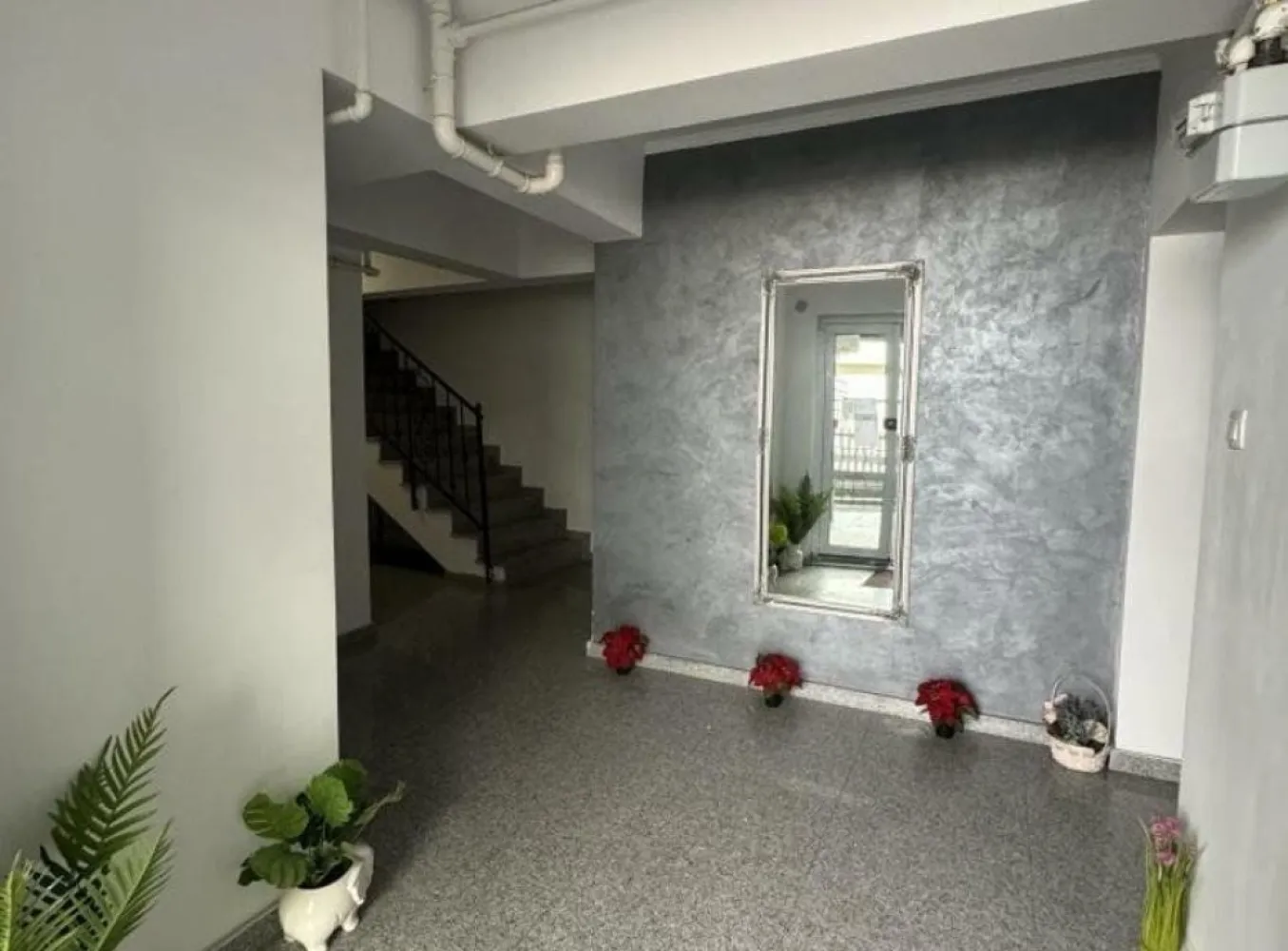 Apartament 2/3 Camere | Calea Mosilor-Obor - Un apartament de 3 camere, cu o suprafaţă de **103 mp**, situat într-o clădire modernă construită în **2022** în zona Moşilor, ultracentral în Bucureşti, se distinge printr-un design contemporan şi finisaje de **ultra-lux**. Amplasat într-o locaţie de top, acest apartament oferă un stil de viaţă exclusivist, combinând confortul urban cu eleganţa rafinată a detaliilor. ### Descriere: - **Living open-space şi luminos:** Apartamentul dispune de un living generos, proiectat în format open-space, cu ferestre mari ce oferă o privelişte urbană spectaculoasă şi o iluminare naturală amplă Designul interior este modern, minimalist şi detalii rafinate, precum parchetul din lemn natural şi accente din marmură sau piatră naturală. * Bucătăria se integrează perfect în zona de zi cu blaturi din granit sau cuarţ, oferind un aspect luxos şi funcţional. - **Dormitoare moderne şi elegante:** Apartamentul include două dormitoare spaţioase, cu finisaje de lux. - **Terasa privată:** Terasa oferă un spaţiu ideal de relaxare, fiind dotată cu pardoseală din deck de lemn şi având o vedere panoramică asupra oraşului. Aceasta este perfectă pentru momentele de linişte sau pentru petreceri restrânse. ### Facilităţi suplimentare: - **Loc de parcare subteran şi acces securizat:** Parcarea dedicată, subterană, este inclusă în preţ şi oferă acces direct prin lift. - **Sistem smart-home integrat:** Controlul temperaturii, iluminatului şi al securităţii este realizat printr-o aplicaţie de tip smart-home, oferind confort şi siguranţă. - **Climatizare centralizată şi încălzire în pardoseală:** Asigură un ambient plăcut pe tot parcursul anului. ### Locaţie: Acest apartament este situat într-o clădire modernă din zona **Moşilor**, ultracentral, oferind acces imediat la toate punctele de interes urban â€“ restaurante exclusiviste, centre comerciale de lux, cafenele şi galerii de artă. Transportul public este la doar câteva minute distanţă, cu acces facil la staţii de metrou, autobuze şi tramvaie. Zona Moşilor este recunoscută pentru siguranţa şi dinamismul său, fiind una dintre cele mai căutate locaţii din inima Bucureştiului. Acest apartament de **103 mp** din zona Moşilor este ideal pentru cei care îşi doresc un spaţiu exclusivist, ultra-modern şi bine conectat, în inima capitalei, potrivit pentru un stil de viaţă sofisticat şi activ.