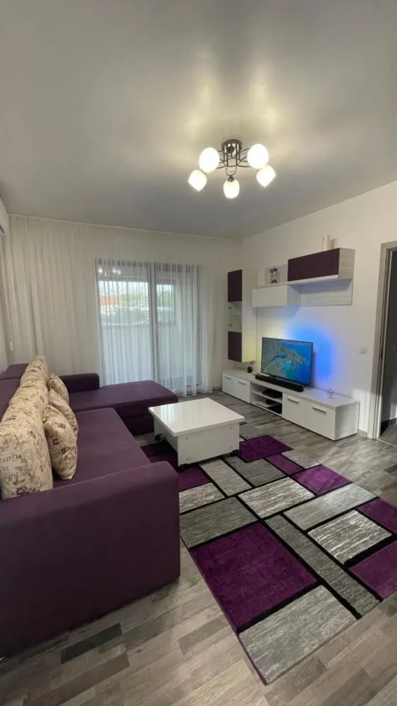 Proprietar Vand Apartament 3 Camere | Parcare Subterana| Exigent Plaza - NU COLABOREZ CU AGENTII ! Vand Apartament cu 3 camere, cu Parcare Subterana si Boxa pentru depozitat. Apartamentul este situat in complexul Exigent Plaza Residence faza 1, in imediata vecinatate a Mall-ului Plaza si a Parcului Liniei. Complexul este prevazut cu camere video, bariera de acces si firma de paza. Apartamentul este decomandat, amplasat pe SUD, situat la parter inalt, sub acesta existand demisol locuibil. Dispune de 2 dormitoare, living, 2 bai, bucatarie, hol prevazut cu dressing si balcon inchis cu geamuri glisante cu sticla securizata. Suprafata utila apartamentului este 69 mp + balcon de 4,5 mp. Suprafata parcarii subterane este de 12,7 mp, iar a boxei este de 4,5 mp. Incalzirea se face cu centrala termica pe gaz Viessmann si a radiatoarelor din otel. Tamplaria este Salamander tripan. Apartamentul este dotat cu AC. Se afla in apropierea statiei de Metrou Lujerului, tramvaiului rapid 41 precum si a altor autobuze si troleibuze. Printre principalele supermarket-uri regasim Carrefour si Lidl. In apropiere se afla scoli, gradinite, piete agroalimentare. Apartamentul se vinde mobilat si utilat.