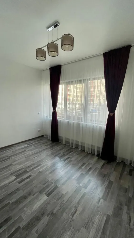 Proprietar Vand Apartament 3 Camere | Parcare Subterana| Exigent Plaza - NU COLABOREZ CU AGENTII ! Vand Apartament cu 3 camere, cu Parcare Subterana si Boxa pentru depozitat. Apartamentul este situat in complexul Exigent Plaza Residence faza 1, in imediata vecinatate a Mall-ului Plaza si a Parcului Liniei. Complexul este prevazut cu camere video, bariera de acces si firma de paza. Apartamentul este decomandat, amplasat pe SUD, situat la parter inalt, sub acesta existand demisol locuibil. Dispune de 2 dormitoare, living, 2 bai, bucatarie, hol prevazut cu dressing si balcon inchis cu geamuri glisante cu sticla securizata. Suprafata utila apartamentului este 69 mp + balcon de 4,5 mp. Suprafata parcarii subterane este de 12,7 mp, iar a boxei este de 4,5 mp. Incalzirea se face cu centrala termica pe gaz Viessmann si a radiatoarelor din otel. Tamplaria este Salamander tripan. Apartamentul este dotat cu AC. Se afla in apropierea statiei de Metrou Lujerului, tramvaiului rapid 41 precum si a altor autobuze si troleibuze. Printre principalele supermarket-uri regasim Carrefour si Lidl. In apropiere se afla scoli, gradinite, piete agroalimentare. Apartamentul se vinde mobilat si utilat.