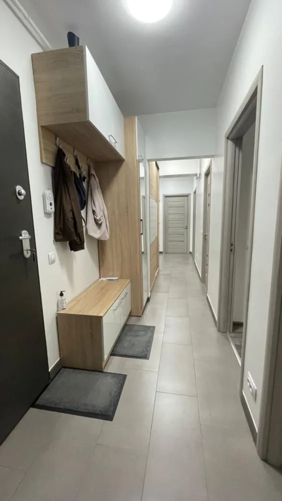 Proprietar Vand Apartament 3 Camere | Parcare Subterana| Exigent Plaza - NU COLABOREZ CU AGENTII ! Vand Apartament cu 3 camere, cu Parcare Subterana si Boxa pentru depozitat. Apartamentul este situat in complexul Exigent Plaza Residence faza 1, in imediata vecinatate a Mall-ului Plaza si a Parcului Liniei. Complexul este prevazut cu camere video, bariera de acces si firma de paza. Apartamentul este decomandat, amplasat pe SUD, situat la parter inalt, sub acesta existand demisol locuibil. Dispune de 2 dormitoare, living, 2 bai, bucatarie, hol prevazut cu dressing si balcon inchis cu geamuri glisante cu sticla securizata. Suprafata utila apartamentului este 69 mp + balcon de 4,5 mp. Suprafata parcarii subterane este de 12,7 mp, iar a boxei este de 4,5 mp. Incalzirea se face cu centrala termica pe gaz Viessmann si a radiatoarelor din otel. Tamplaria este Salamander tripan. Apartamentul este dotat cu AC. Se afla in apropierea statiei de Metrou Lujerului, tramvaiului rapid 41 precum si a altor autobuze si troleibuze. Printre principalele supermarket-uri regasim Carrefour si Lidl. In apropiere se afla scoli, gradinite, piete agroalimentare. Apartamentul se vinde mobilat si utilat.
